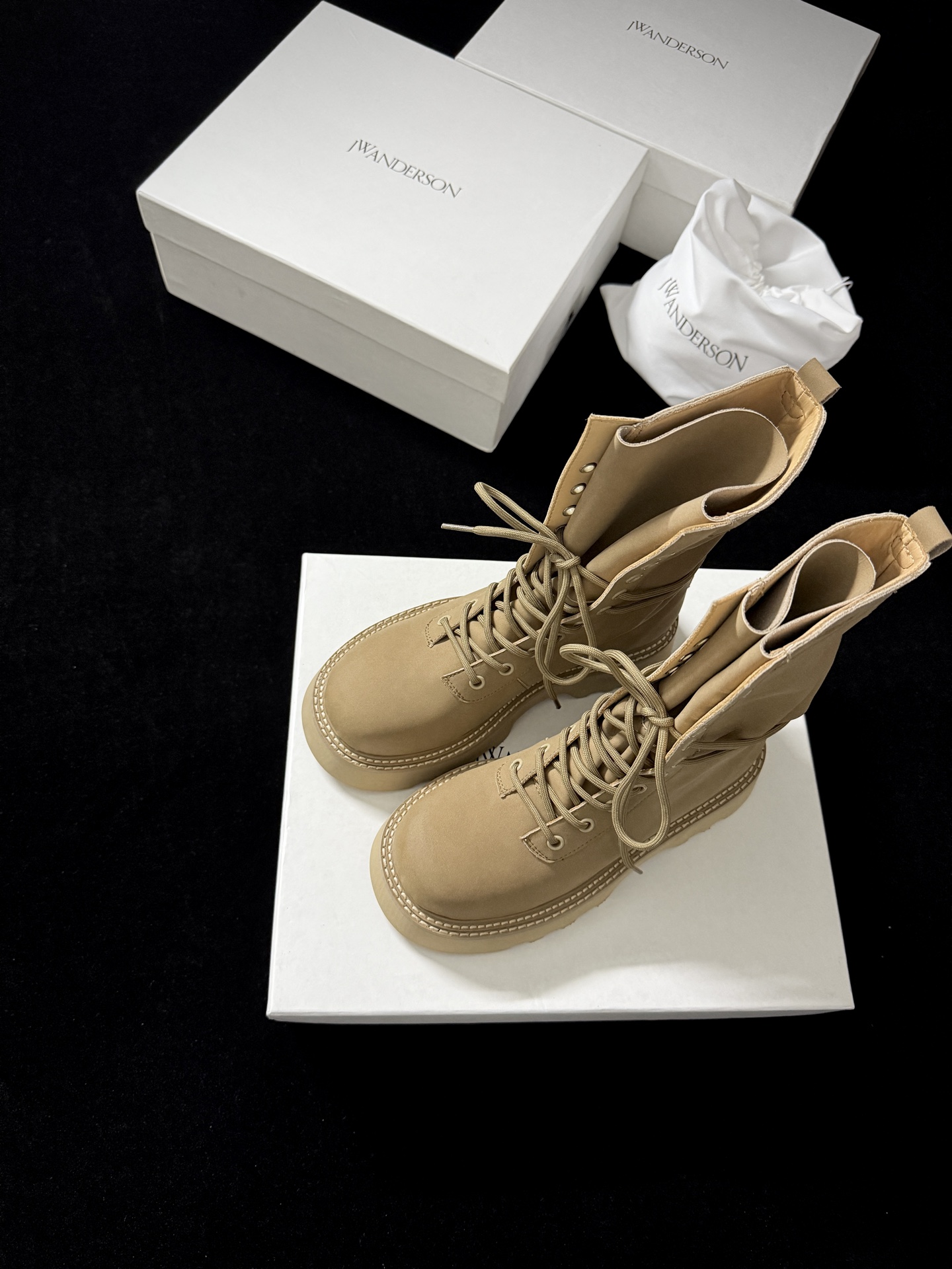 NO:477978,JW ANDERSO* New autumn and winter products JW This pair of short boots is amazing. The khaki has a slack feeling. The pleated design breaks the dullness. The thick sole pulls and the trendy proportions are fashionable. The walks are fashionable. Easy to grasp the password for early autumn. ZP custom imported suede. The inner imported water-dyed cowhide. ZP replica sole. 35-39 (ordered 40.41), boots, boots, cowhide, chamois leather.19860909JW ANDERSO* 秋冬新品 JW 这双短靴绝了 卡其色自带松弛感 褶皱设计打破沉闷 厚底拉比例又潮酷 走路都带时尚Buff 轻松拿捏早秋时髦密码~ 鞋面ZP定制进口麂皮 内里进口水染牛皮 ZP复刻大底 35-39（40.41订）,靴子,boots,cowhide,chamois leather,Women's Shoes