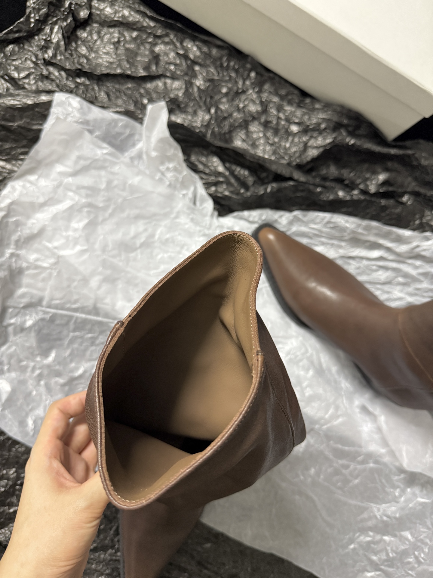 Khait* 𝟐𝟓𝐀𝐖新品靴把“酷飒”焊在腿上利落方跟+尖头 拿捏利落气场 褶皱靴筒自带松弛感 穿上直接