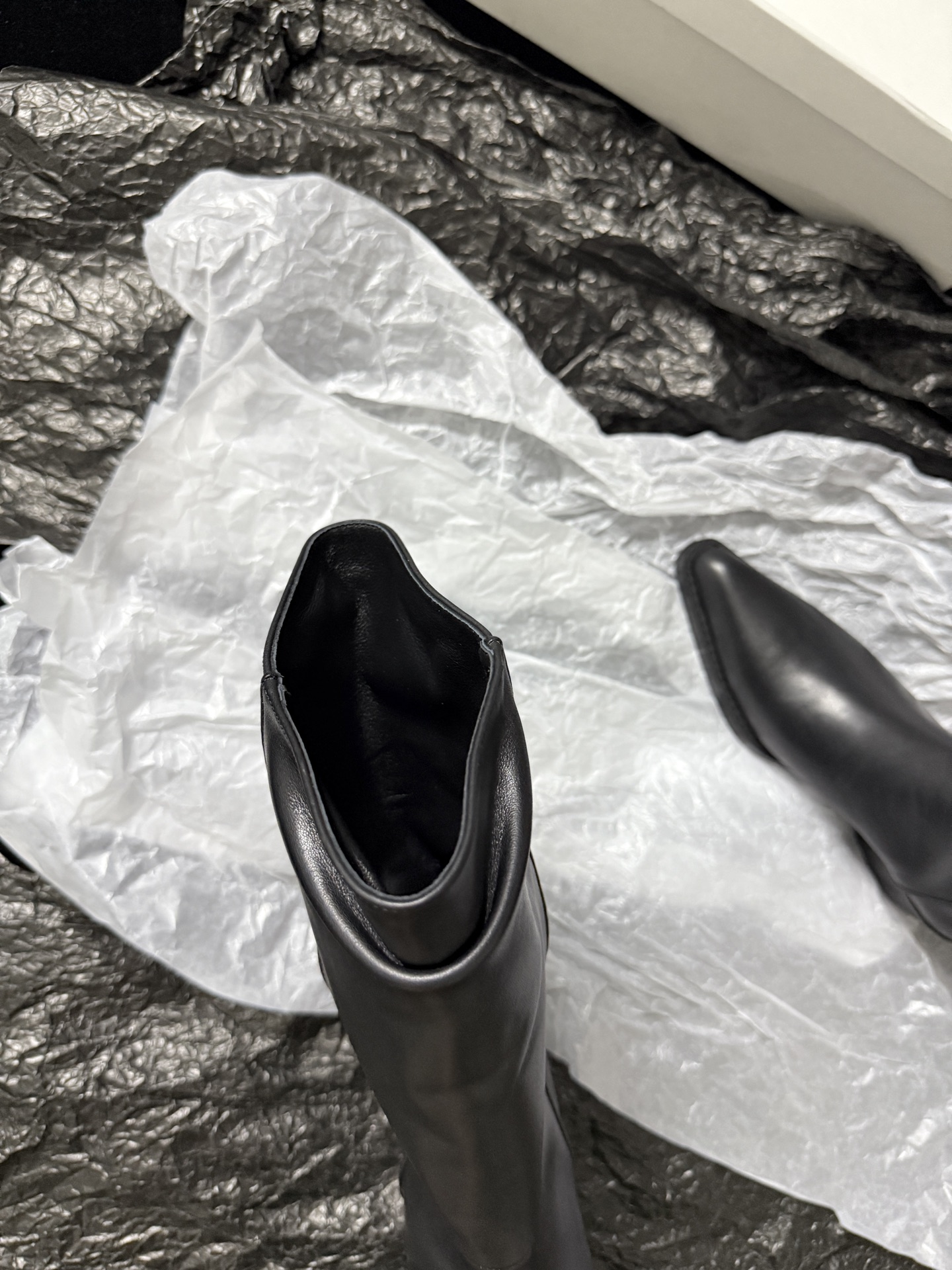 Khait* 𝟐𝟓𝐀𝐖新品靴把“酷飒”焊在腿上利落方跟+尖头 拿捏利落气场 褶皱靴筒自带松弛感 穿上直接