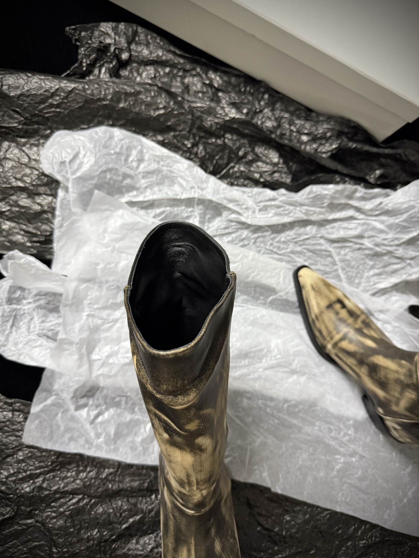Khait* 𝟐𝟓𝐀𝐖新品靴把“酷飒”焊在腿上利落方跟+尖头 拿捏利落气场 褶皱靴筒自带松弛感 穿上直接