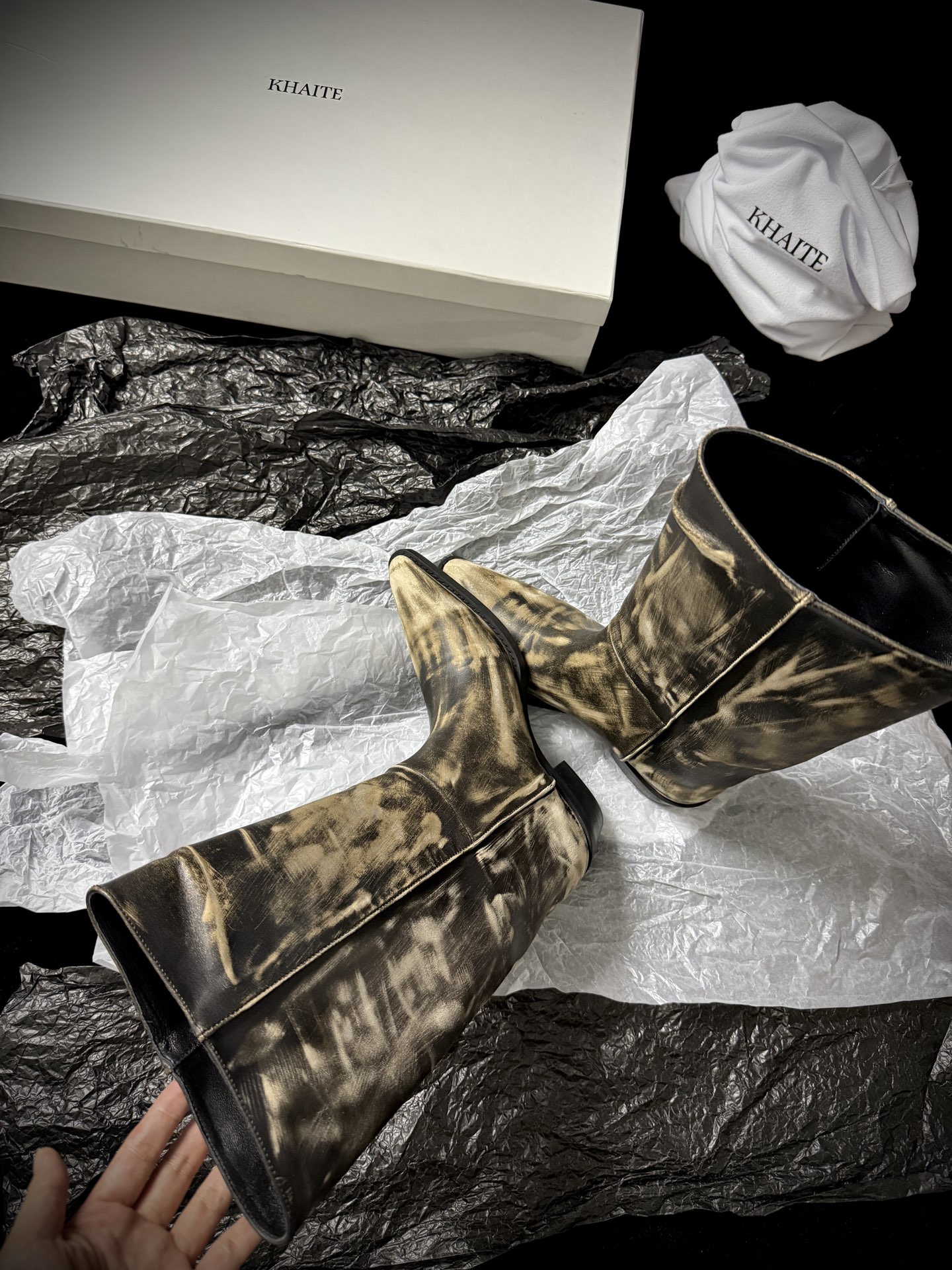 Khait* 𝟐𝟓𝐀𝐖新品靴把“酷飒”焊在腿上利落方跟+尖头 拿捏利落气场 褶皱靴筒自带松弛感 穿上直接