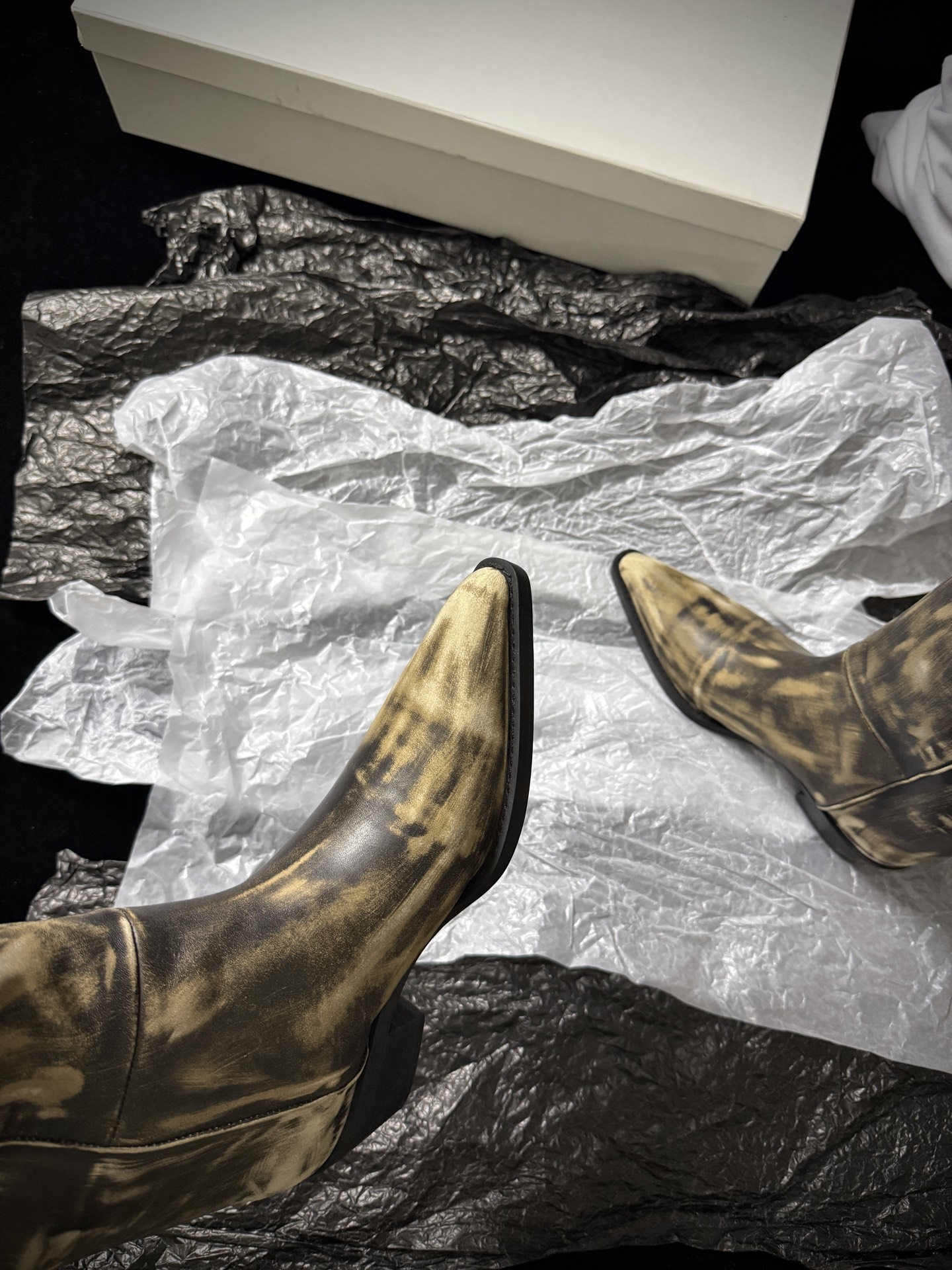 Khait* 𝟐𝟓𝐀𝐖新品靴把“酷飒”焊在腿上利落方跟+尖头 拿捏利落气场 褶皱靴筒自带松弛感 穿上直接