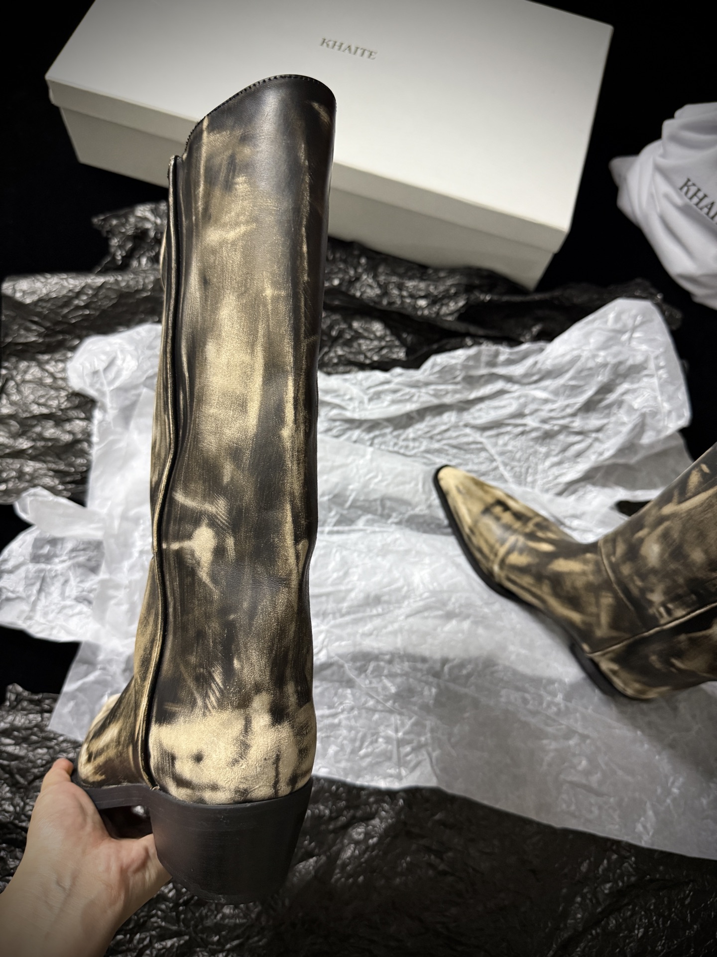 Khait* 𝟐𝟓𝐀𝐖新品靴把“酷飒”焊在腿上利落方跟+尖头 拿捏利落气场 褶皱靴筒自带松弛感 穿上直接