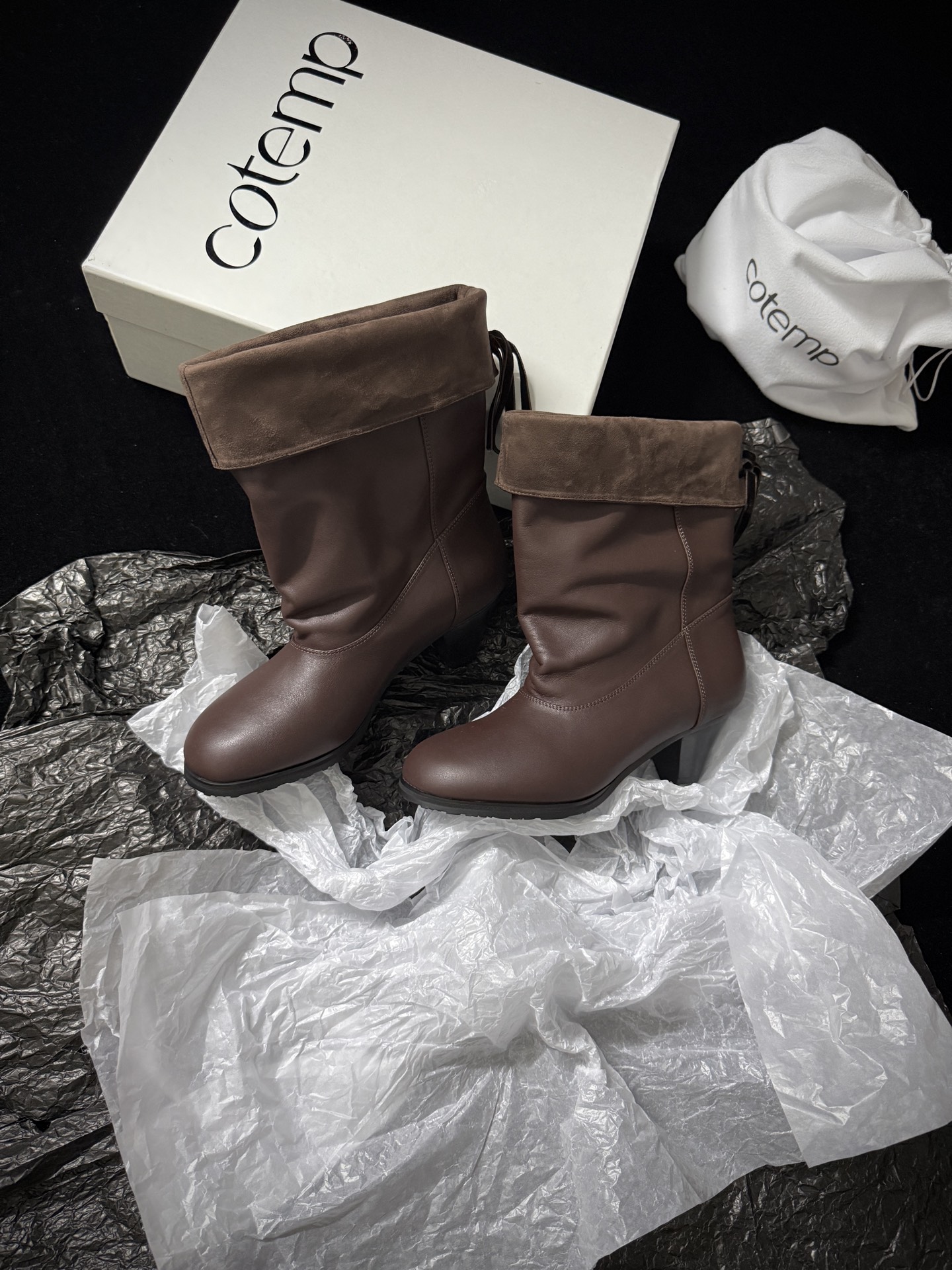 NO:477943,Cotem* New product, grasp the slack and fashionable feeling, and make it clear about the slack and coolness~ The pleated boots have a casual atmosphere. The folding design hides a trick. The street fashion feels like it is instantly pulled on the feet. Paired pants. The skirt can be blown up. Imported cowhide on the upper. The inner imported suede. Heel height 6cm. Imported leather soles. 35-39 (40 fixed). Boots, boots, skirts, cowhide, chamois leather, Leather soles19860909Cotem* 新品 拿捏松弛时髦感 把松弛与酷飒玩明白了～ 褶皱靴筒自带随性氛围 翻折设计藏着小心机 上脚瞬间拉满街头时髦感 搭裤子 裙装都能炸场 鞋面进口牛皮 内里进口麂皮 跟高6cm 进口真皮大底 35-39（40定）,靴子,boots,skirts,cowhide,chamois leather,Leather soles,Women's Shoes