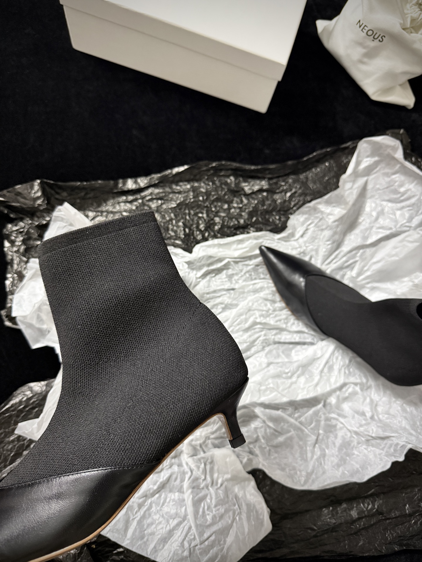 🔳 NEOUS 🔳 𝟐𝟓𝐀𝐖新品✔️针织拼接短靴 | 时髦精本命鞋针织袜套+尖头皮革 把松弛感和精致感焊