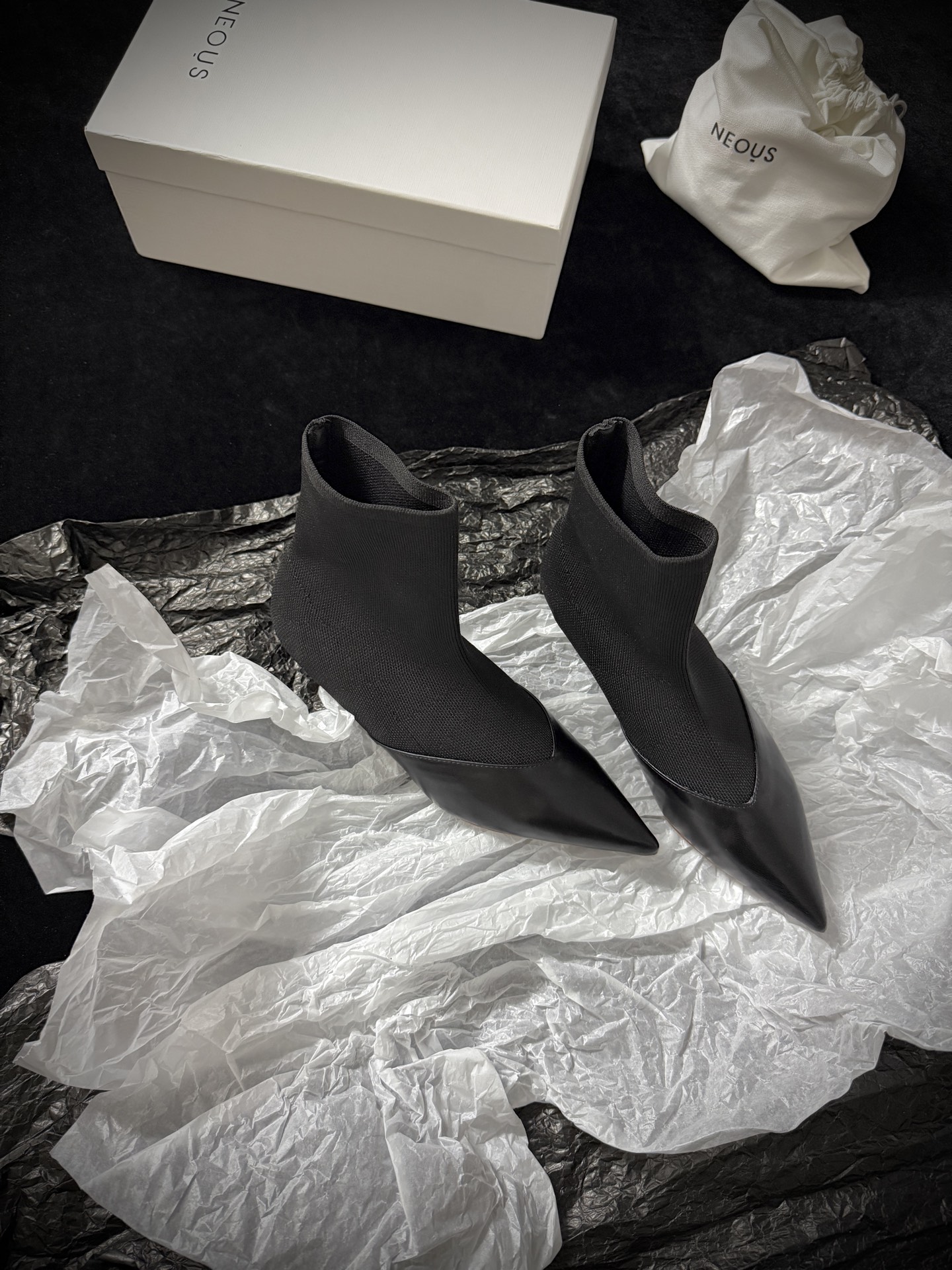 🔳 NEOUS 🔳 𝟐𝟓𝐀𝐖新品✔️针织拼接短靴 | 时髦精本命鞋针织袜套+尖头皮革 把松弛感和精致感焊