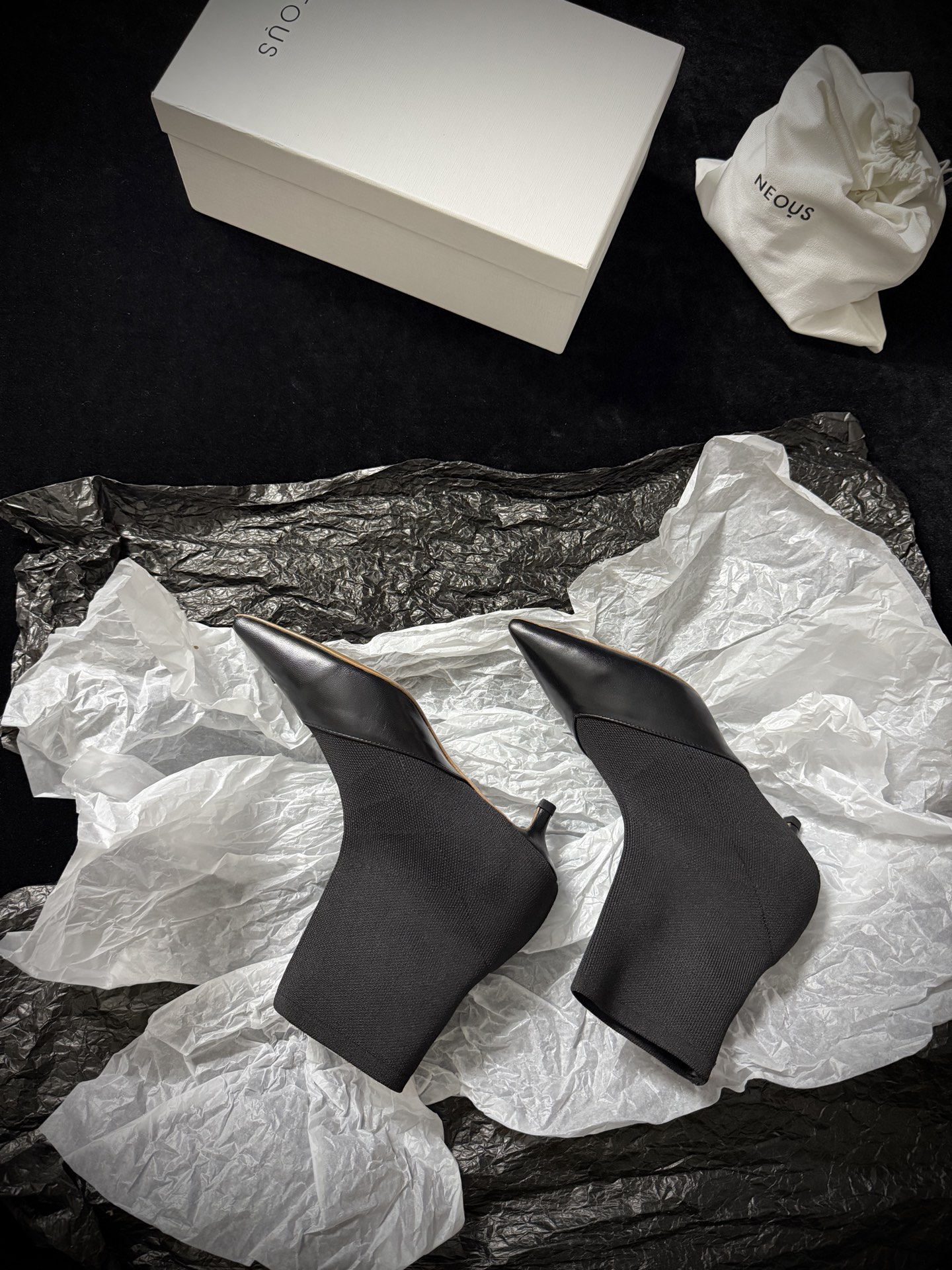 🔳 NEOUS 🔳 𝟐𝟓𝐀𝐖新品✔️针织拼接短靴 | 时髦精本命鞋针织袜套+尖头皮革 把松弛感和精致感焊