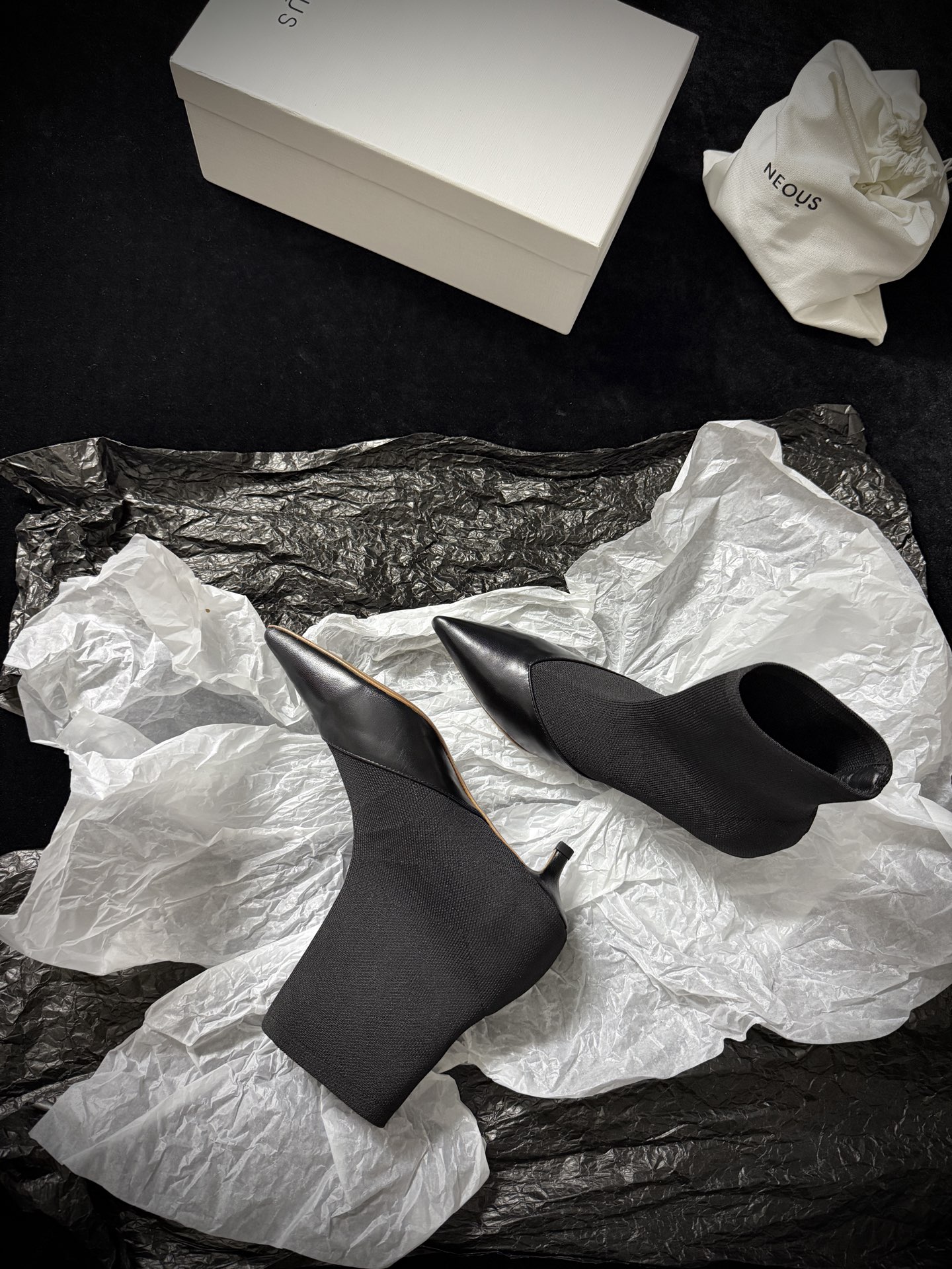 🔳 NEOUS 🔳 𝟐𝟓𝐀𝐖新品✔️针织拼接短靴 | 时髦精本命鞋针织袜套+尖头皮革 把松弛感和精致感焊