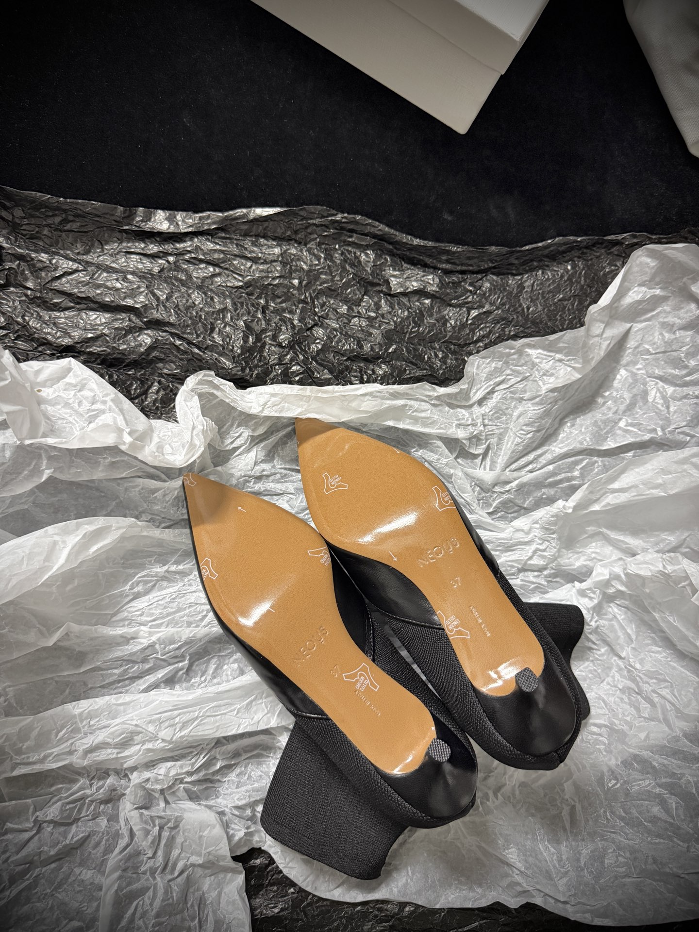 🔳 NEOUS 🔳 𝟐𝟓𝐀𝐖新品✔️针织拼接短靴 | 时髦精本命鞋针织袜套+尖头皮革 把松弛感和精致感焊