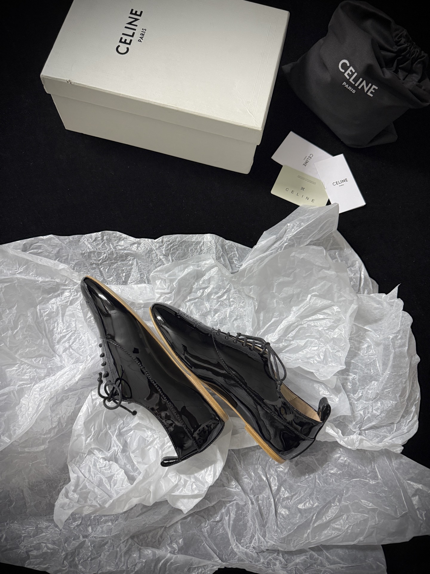 🔳 CELIN* 🔳𝟐𝟓𝐀𝐖新品把简约和高级感玩明白了～系带设计经典又好搭 鞋头的精致细节超吸睛 上脚瞬