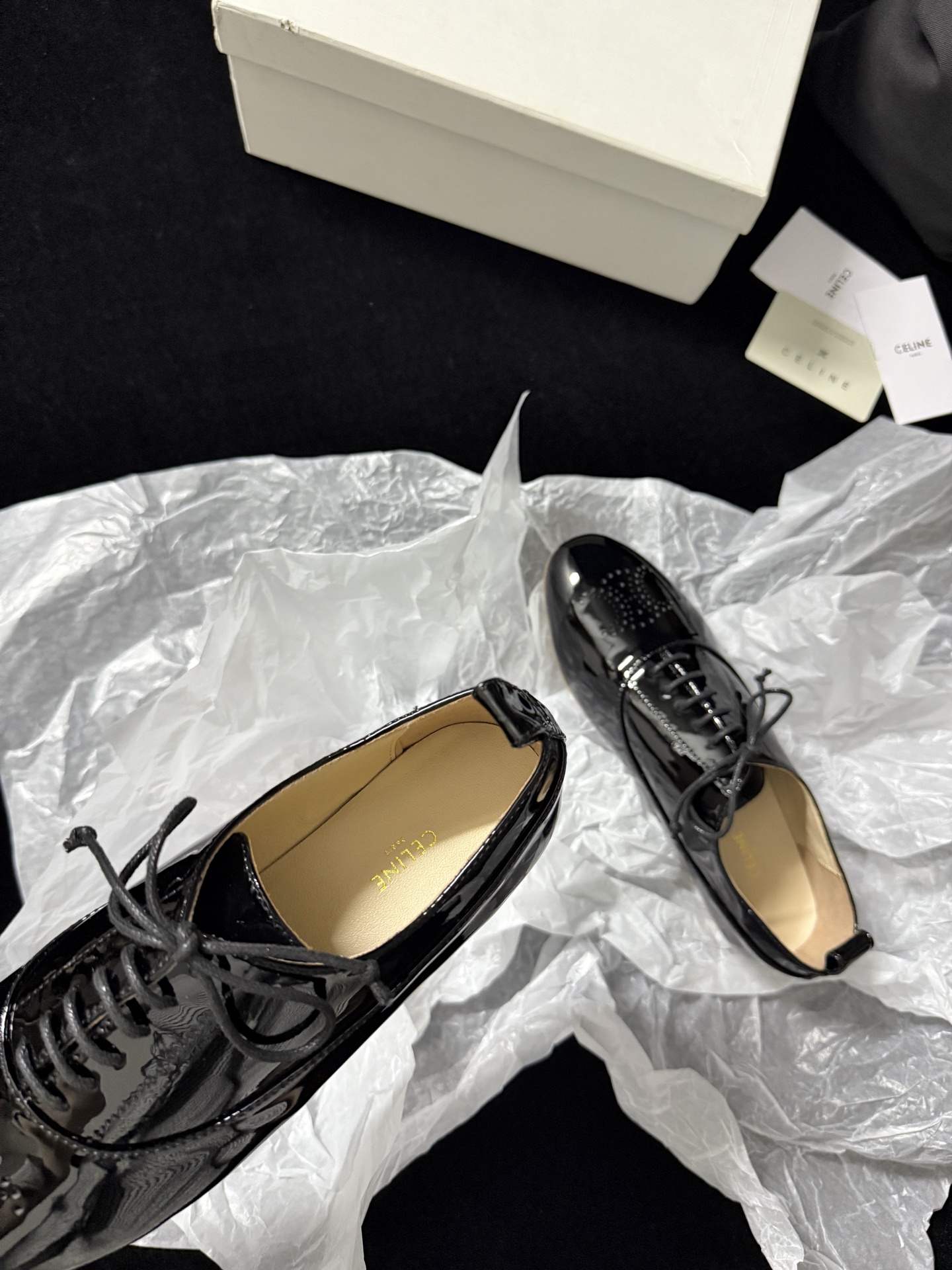 🔳 CELIN* 🔳𝟐𝟓𝐀𝐖新品把简约和高级感玩明白了～系带设计经典又好搭 鞋头的精致细节超吸睛 上脚瞬
