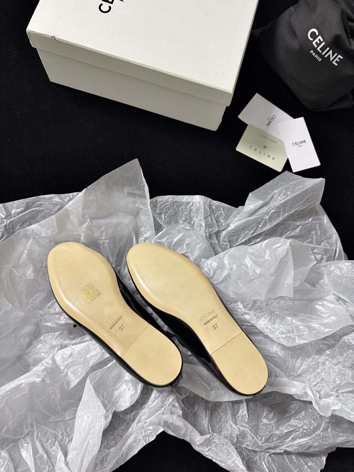 🔳 CELIN* 🔳𝟐𝟓𝐀𝐖新品把简约和高级感玩明白了～系带设计经典又好搭 鞋头的精致细节超吸睛 上脚瞬