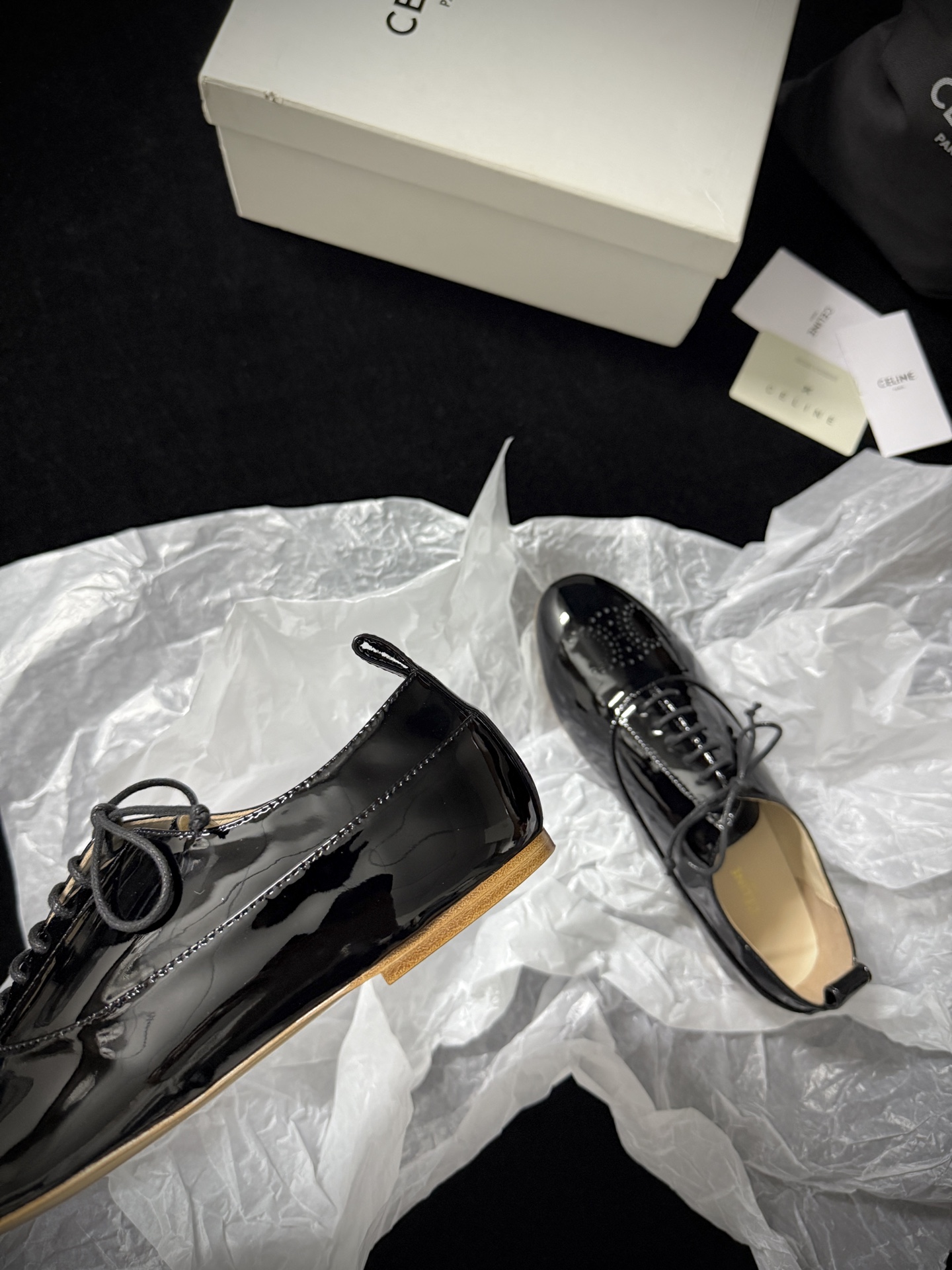 🔳 CELIN* 🔳𝟐𝟓𝐀𝐖新品把简约和高级感玩明白了～系带设计经典又好搭 鞋头的精致细节超吸睛 上脚瞬