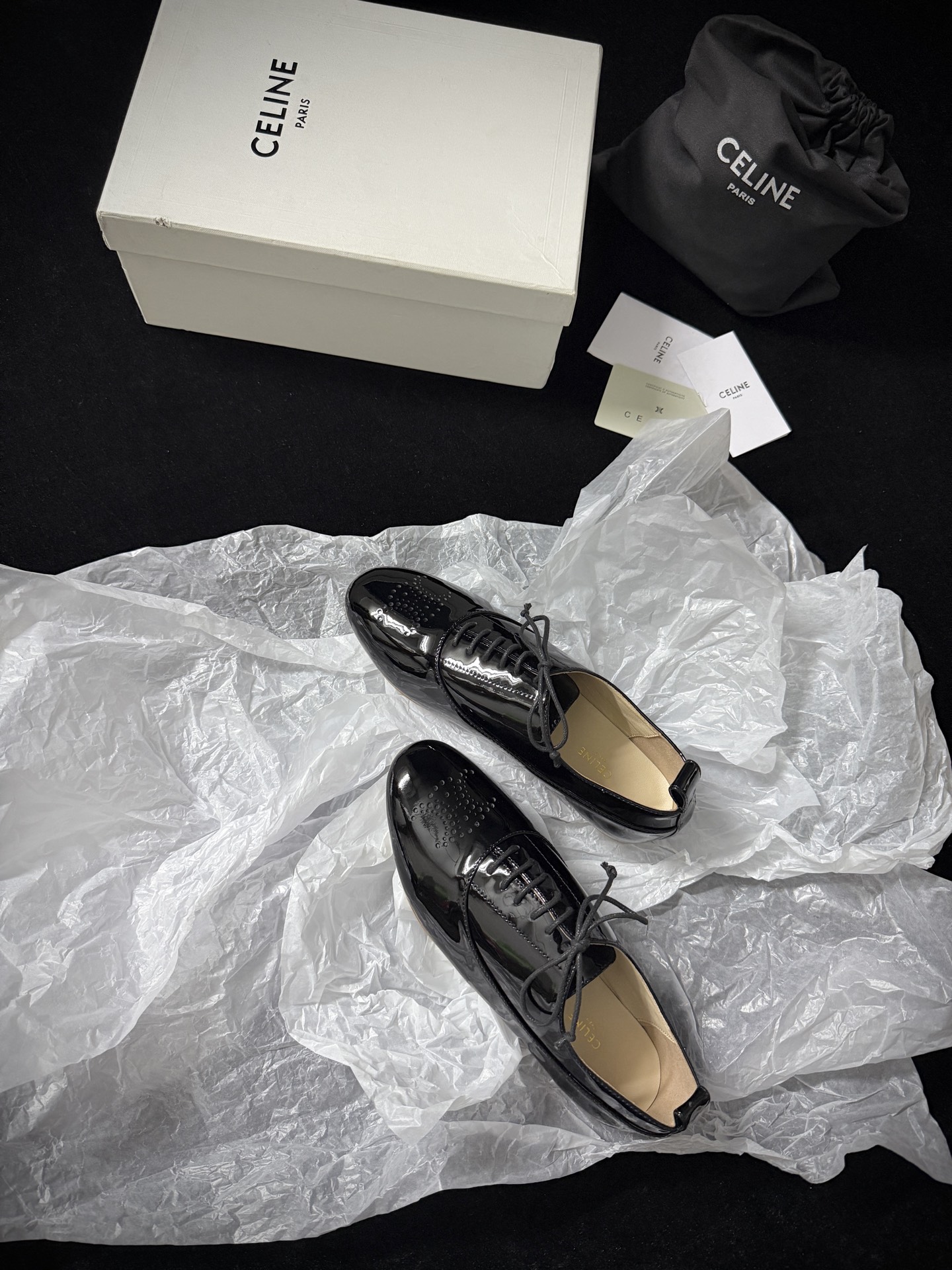 🔳 CELIN* 🔳𝟐𝟓𝐀𝐖新品把简约和高级感玩明白了～系带设计经典又好搭 鞋头的精致细节超吸睛 上脚瞬