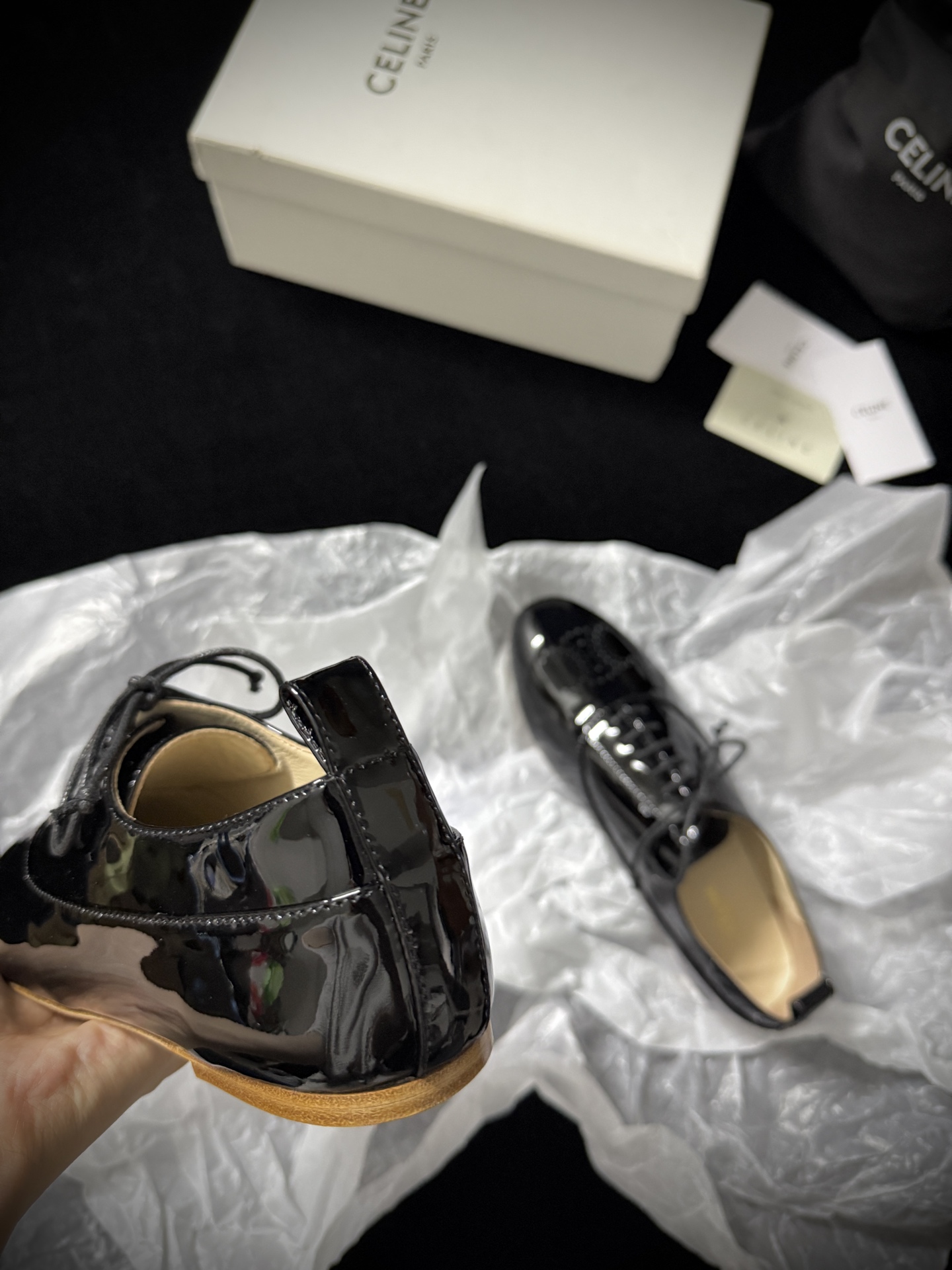 🔳 CELIN* 🔳𝟐𝟓𝐀𝐖新品把简约和高级感玩明白了～系带设计经典又好搭 鞋头的精致细节超吸睛 上脚瞬