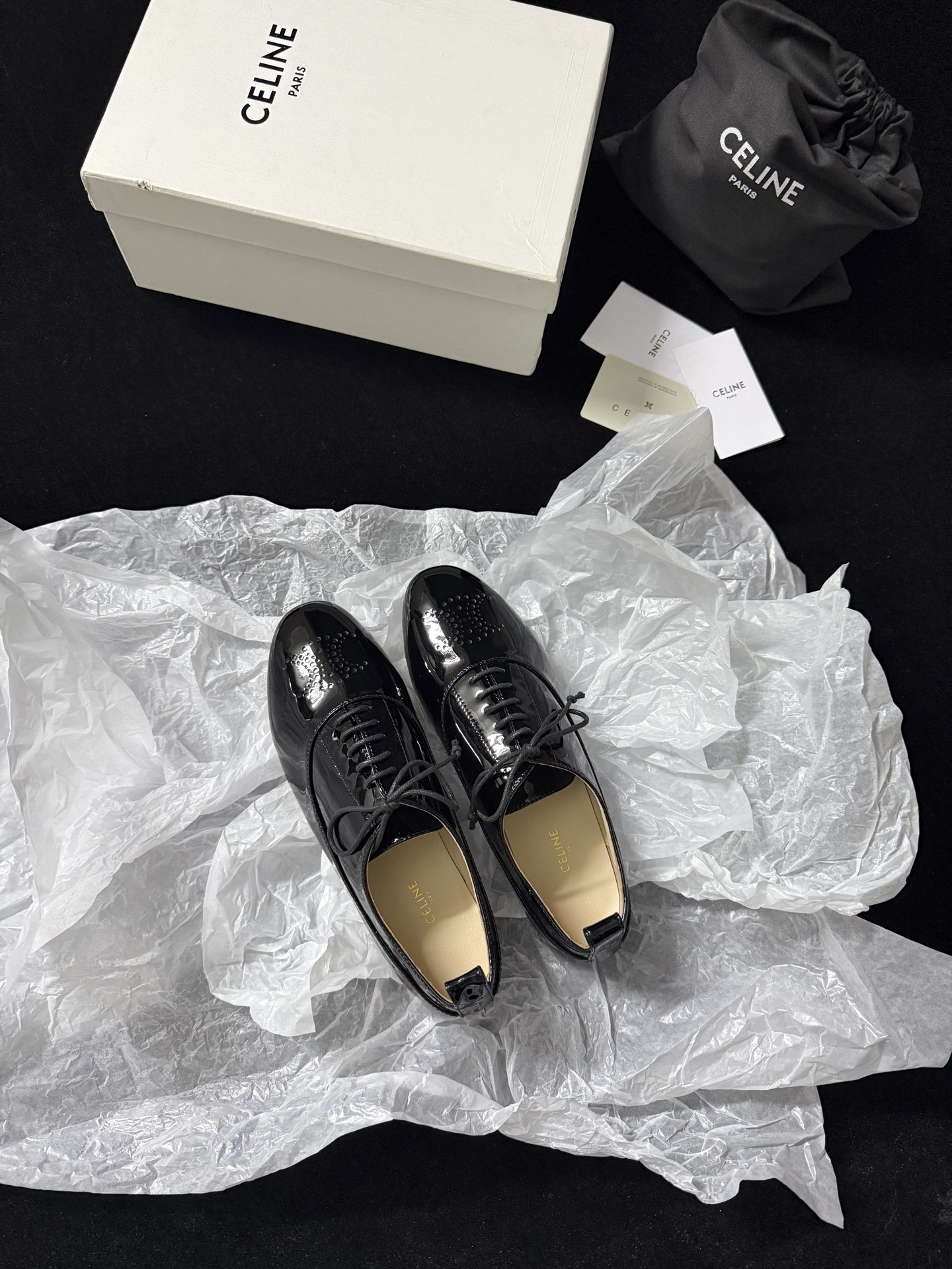 🔳 CELIN* 🔳𝟐𝟓𝐀𝐖新品把简约和高级感玩明白了～系带设计经典又好搭 鞋头的精致细节超吸睛 上脚瞬