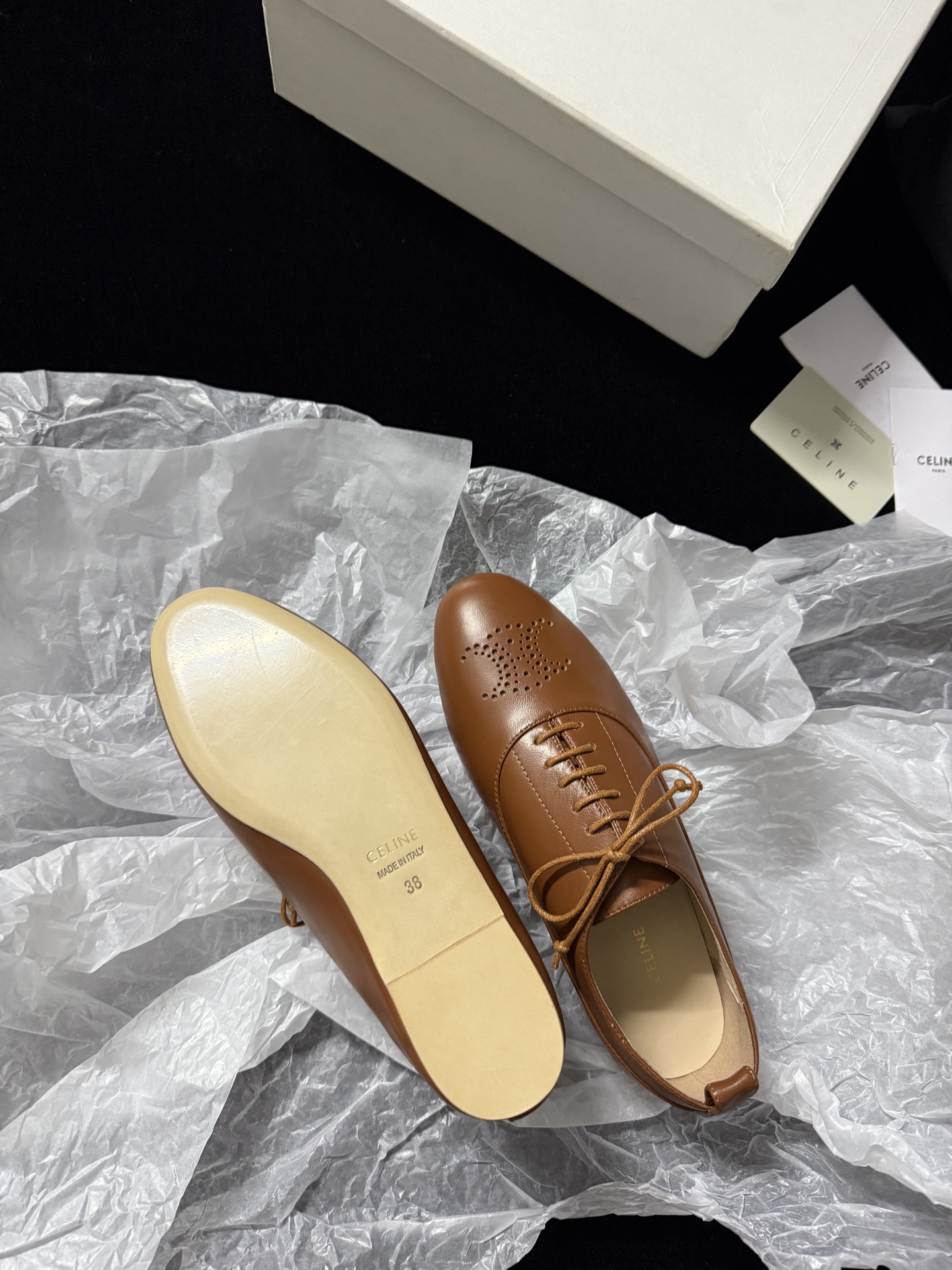 🔳 CELIN* 🔳𝟐𝟓𝐀𝐖新品把简约和高级感玩明白了～系带设计经典又好搭 鞋头的精致细节超吸睛 上脚瞬