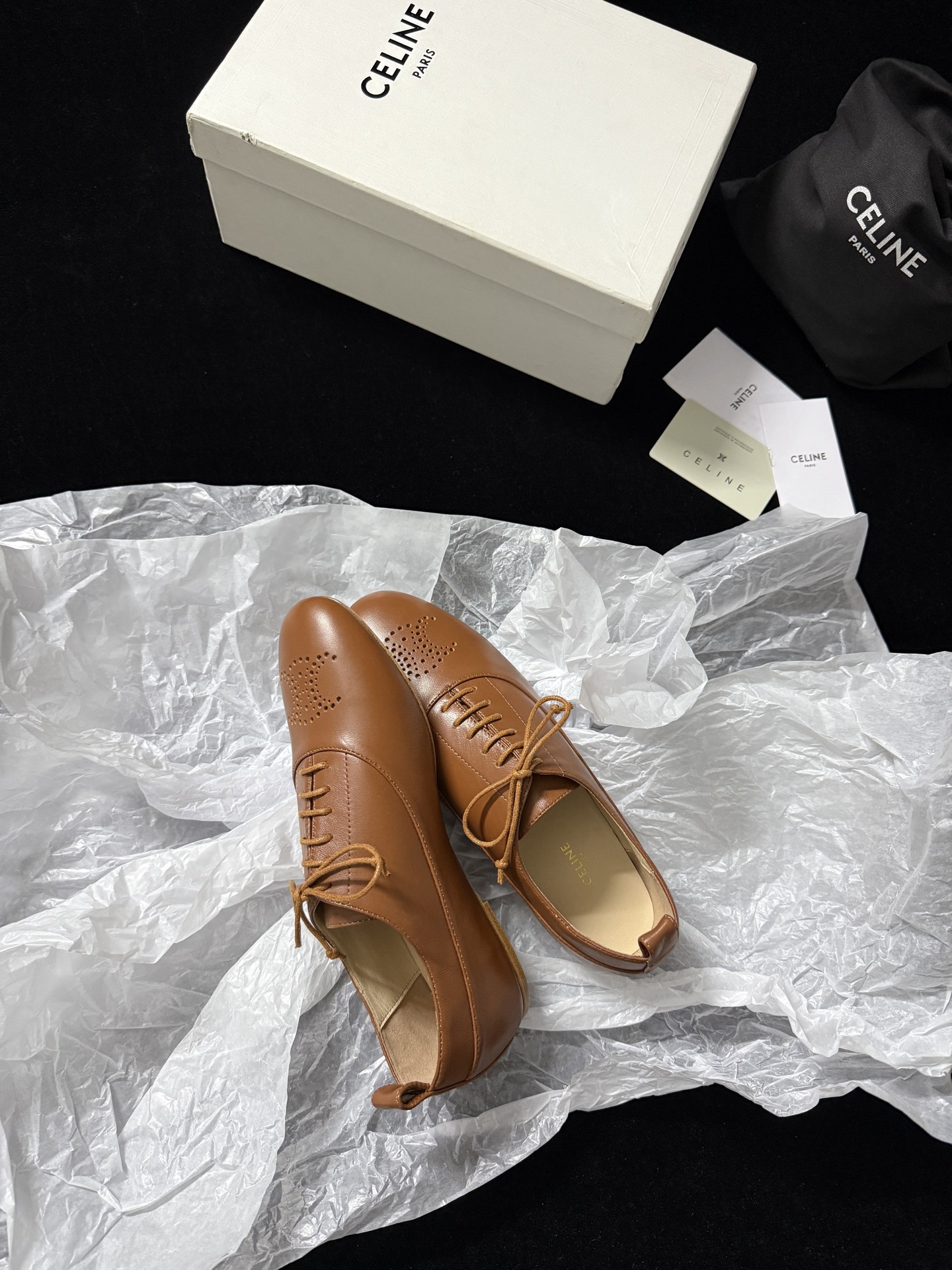 🔳 CELIN* 🔳𝟐𝟓𝐀𝐖新品把简约和高级感玩明白了～系带设计经典又好搭 鞋头的精致细节超吸睛 上脚瞬