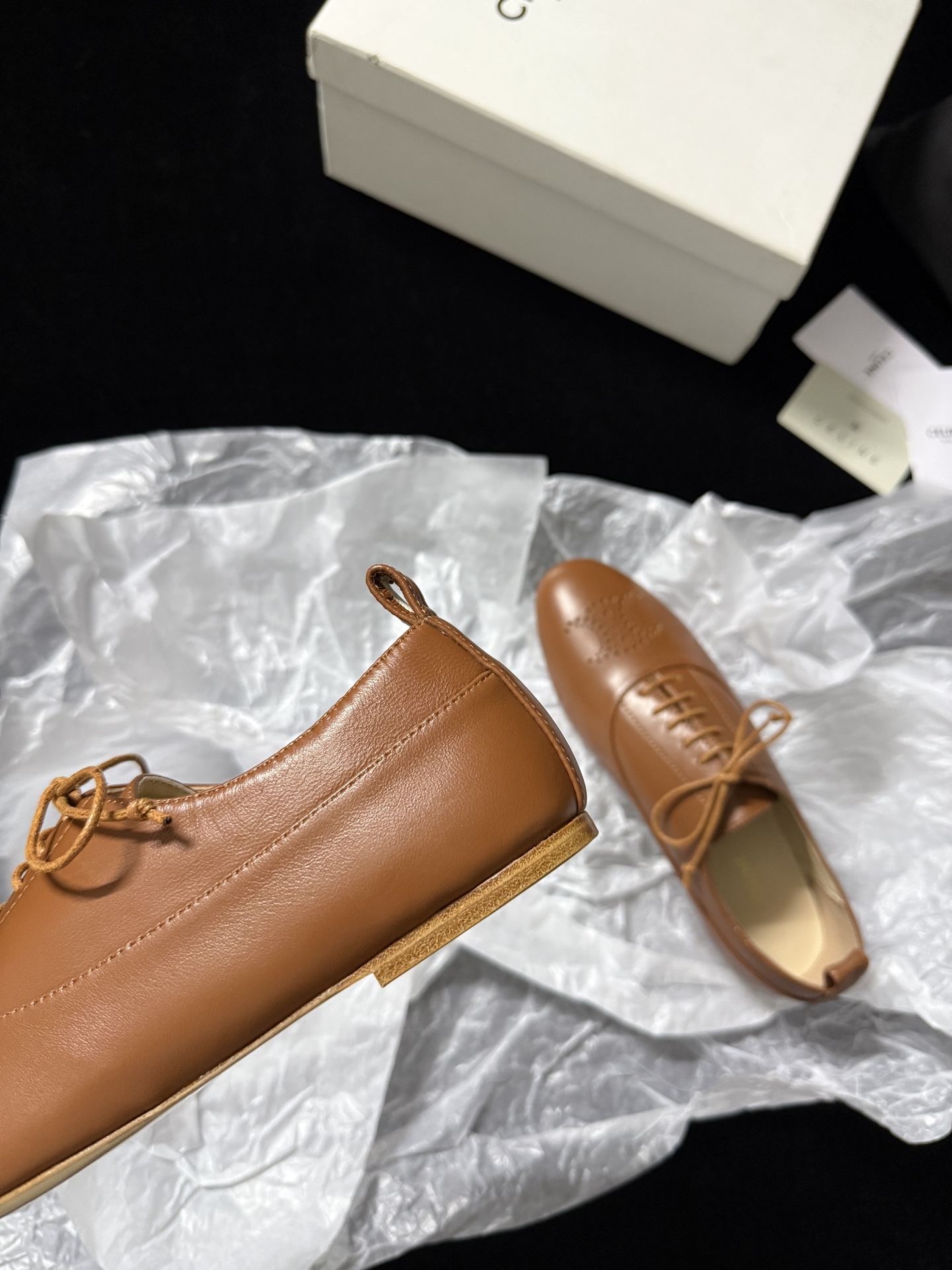 🔳 CELIN* 🔳𝟐𝟓𝐀𝐖新品把简约和高级感玩明白了～系带设计经典又好搭 鞋头的精致细节超吸睛 上脚瞬