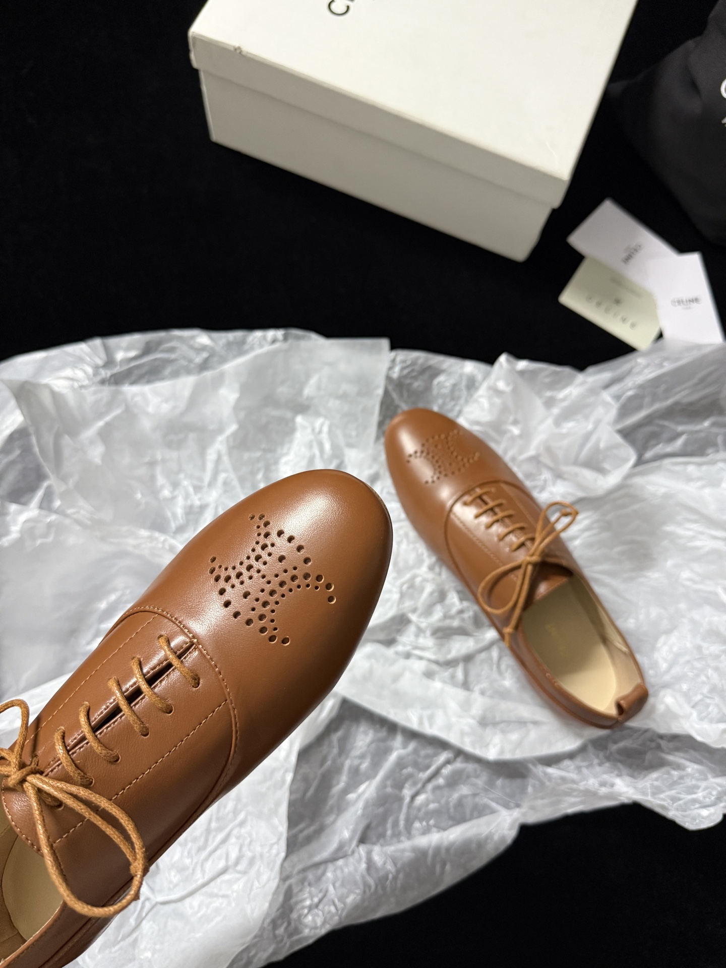 🔳 CELIN* 🔳𝟐𝟓𝐀𝐖新品把简约和高级感玩明白了～系带设计经典又好搭 鞋头的精致细节超吸睛 上脚瞬