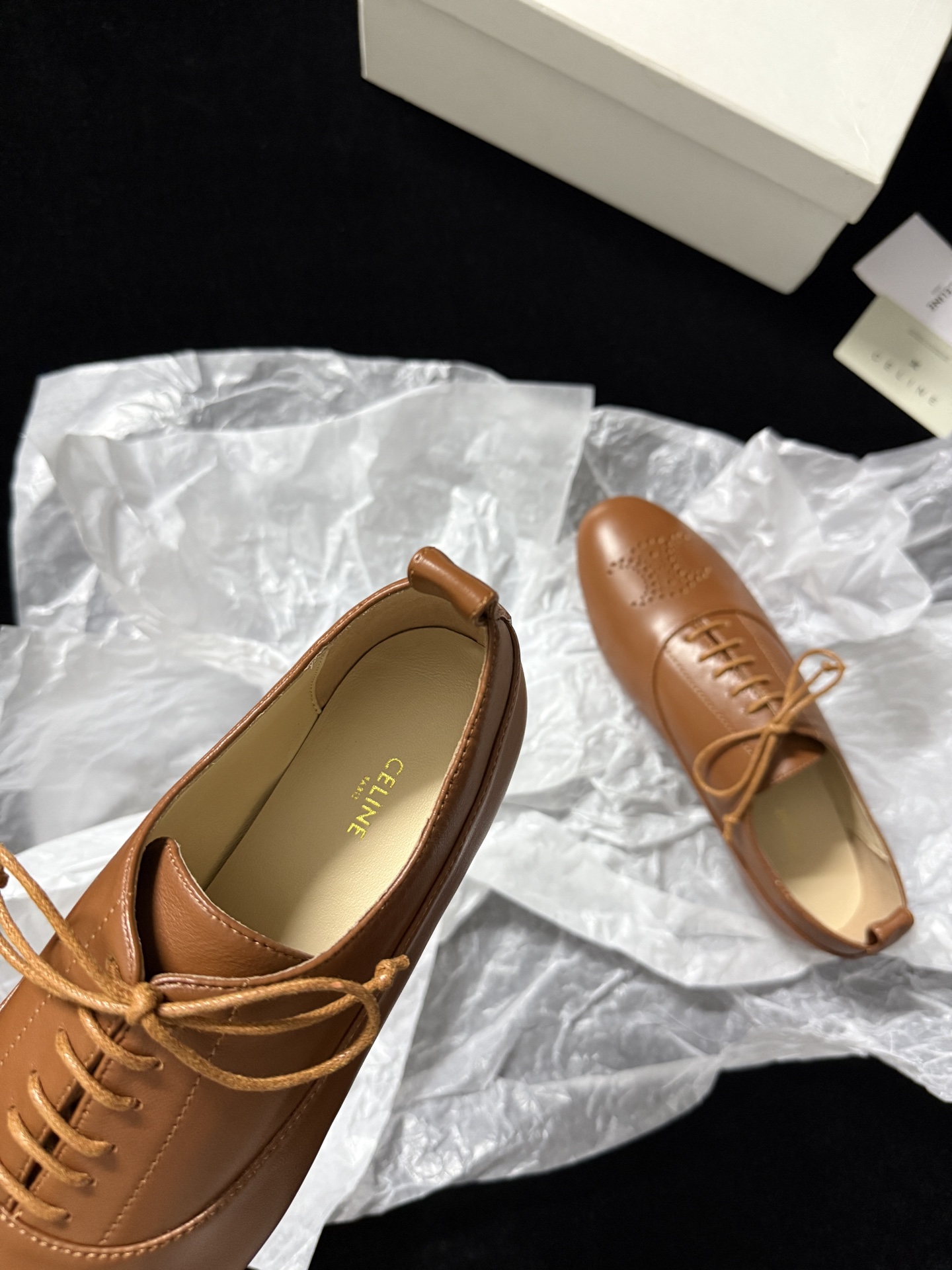 🔳 CELIN* 🔳𝟐𝟓𝐀𝐖新品把简约和高级感玩明白了～系带设计经典又好搭 鞋头的精致细节超吸睛 上脚瞬