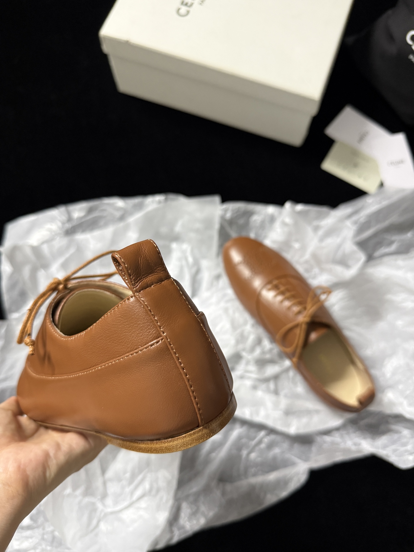 🔳 CELIN* 🔳𝟐𝟓𝐀𝐖新品把简约和高级感玩明白了～系带设计经典又好搭 鞋头的精致细节超吸睛 上脚瞬