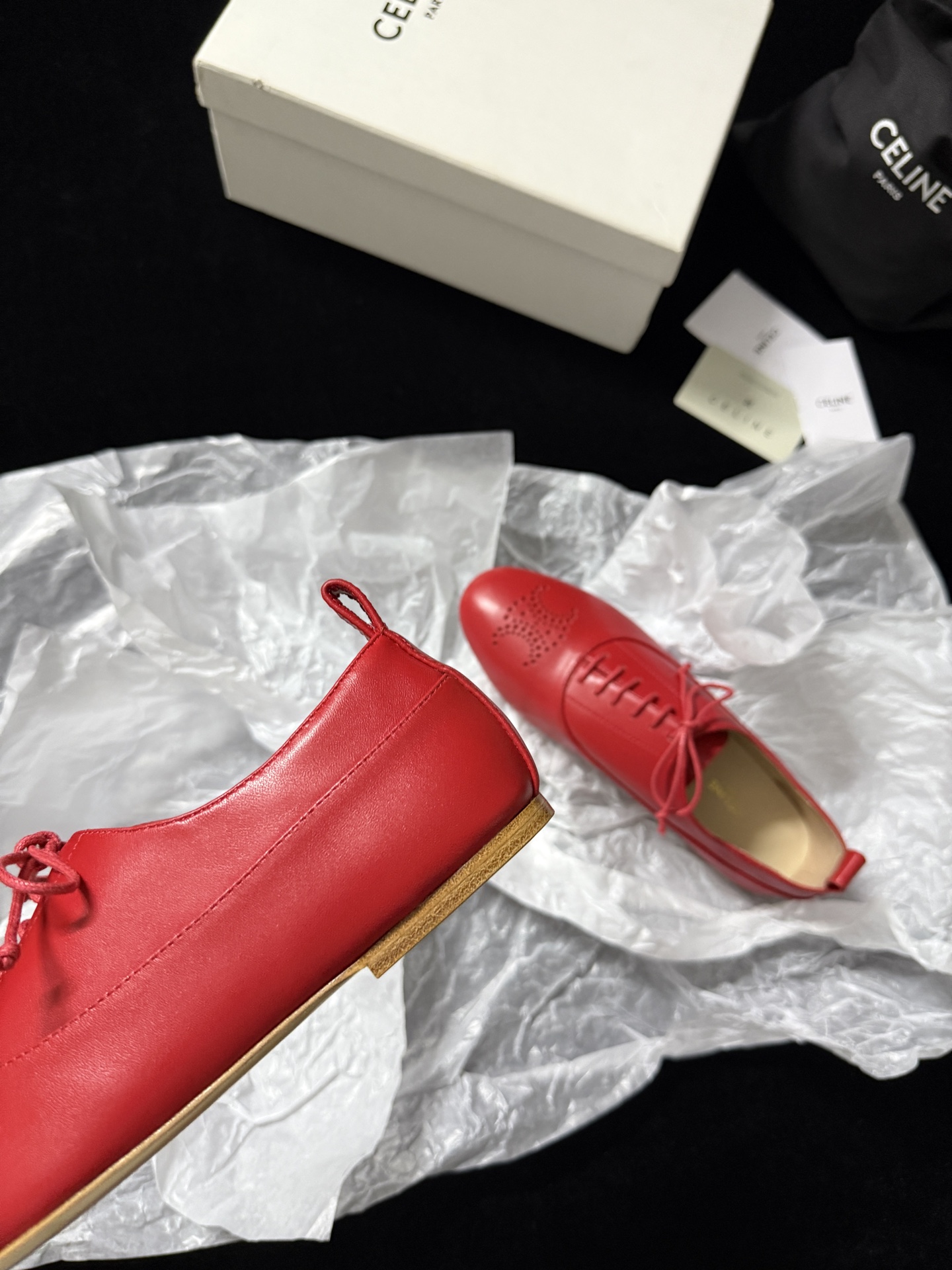 🔳 CELIN* 🔳𝟐𝟓𝐀𝐖新品把简约和高级感玩明白了～系带设计经典又好搭 鞋头的精致细节超吸睛 上脚瞬