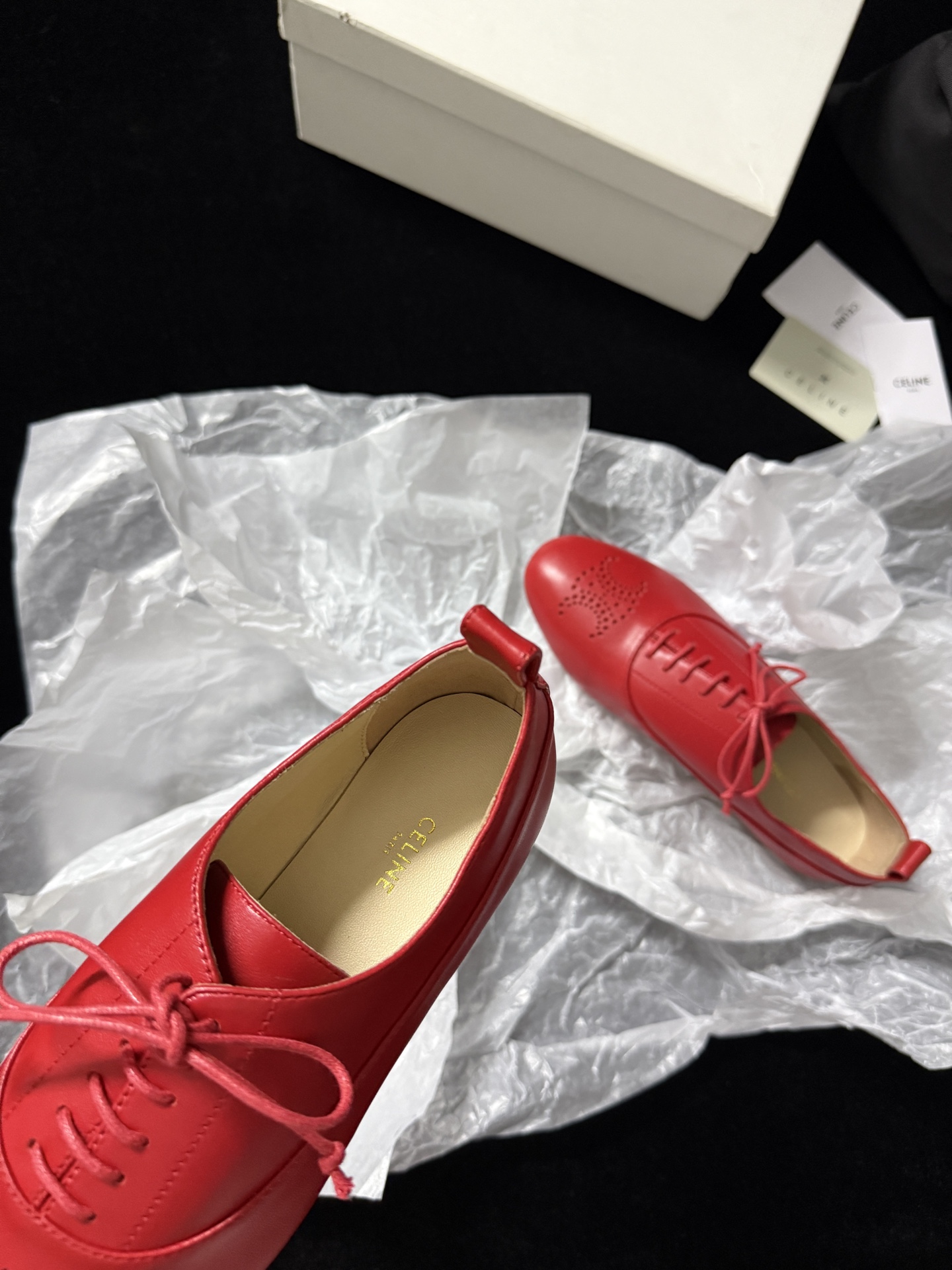 🔳 CELIN* 🔳𝟐𝟓𝐀𝐖新品把简约和高级感玩明白了～系带设计经典又好搭 鞋头的精致细节超吸睛 上脚瞬