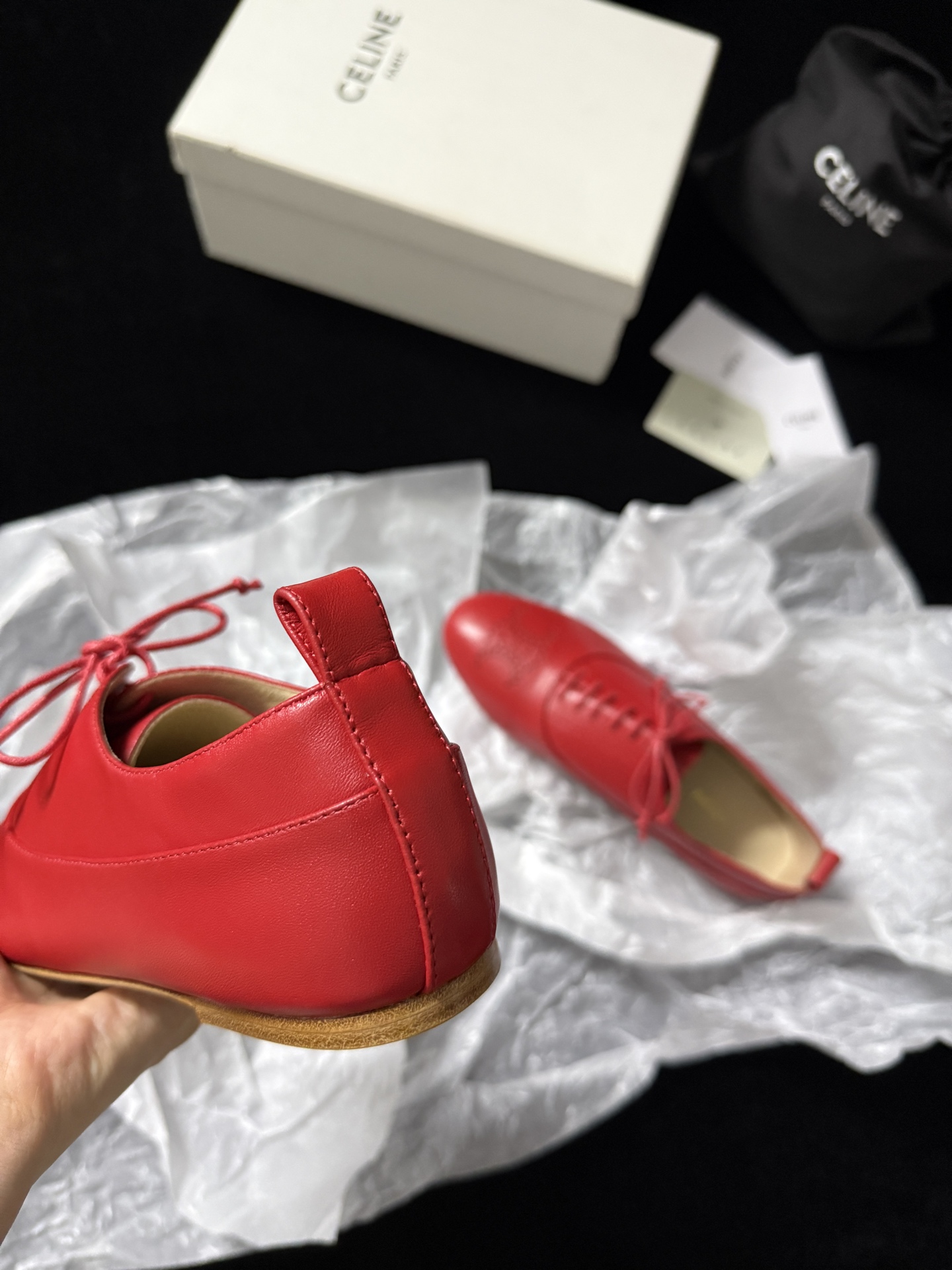 🔳 CELIN* 🔳𝟐𝟓𝐀𝐖新品把简约和高级感玩明白了～系带设计经典又好搭 鞋头的精致细节超吸睛 上脚瞬
