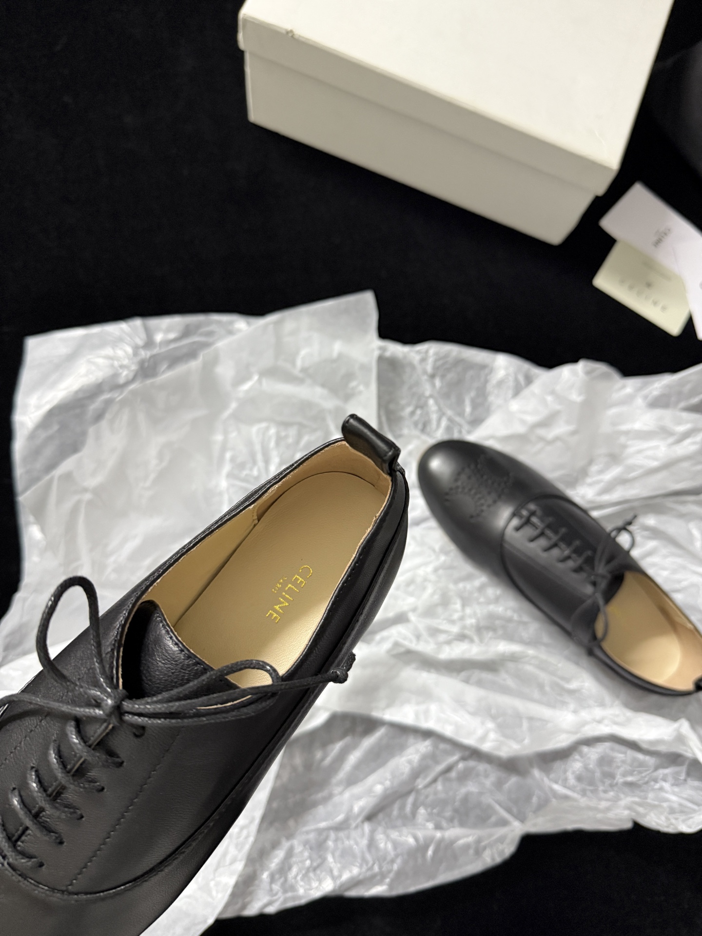 🔳 CELIN* 🔳𝟐𝟓𝐀𝐖新品把简约和高级感玩明白了～系带设计经典又好搭 鞋头的精致细节超吸睛 上脚瞬