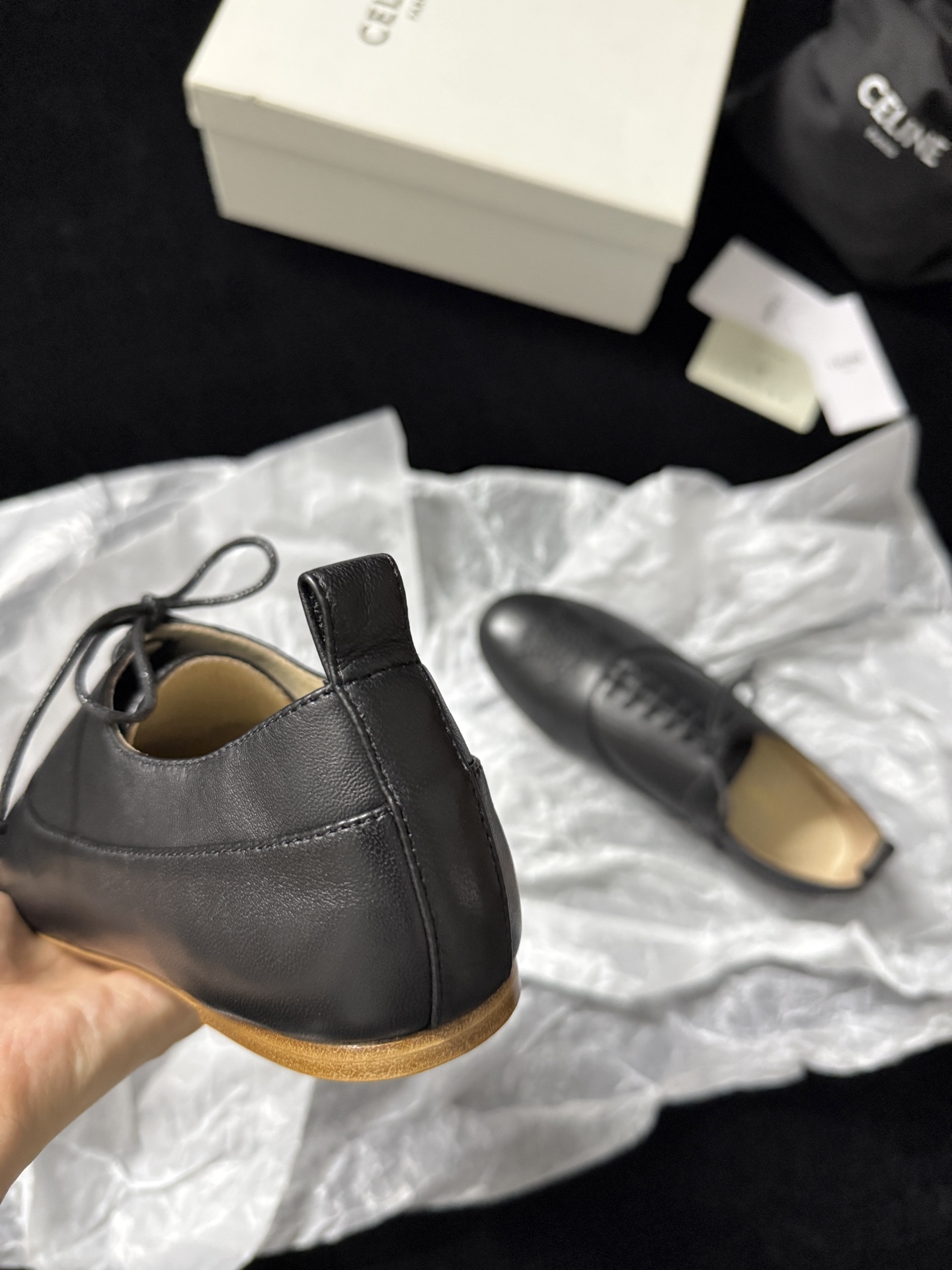 🔳 CELIN* 🔳𝟐𝟓𝐀𝐖新品把简约和高级感玩明白了～系带设计经典又好搭 鞋头的精致细节超吸睛 上脚瞬