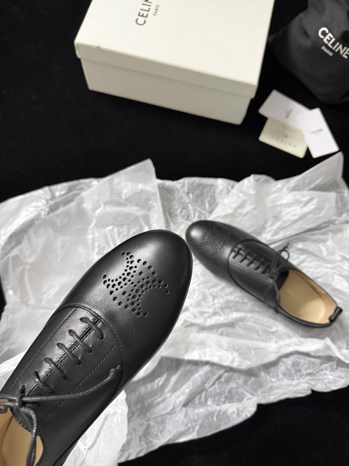 🔳 CELIN* 🔳𝟐𝟓𝐀𝐖新品把简约和高级感玩明白了～系带设计经典又好搭 鞋头的精致细节超吸睛 上脚瞬