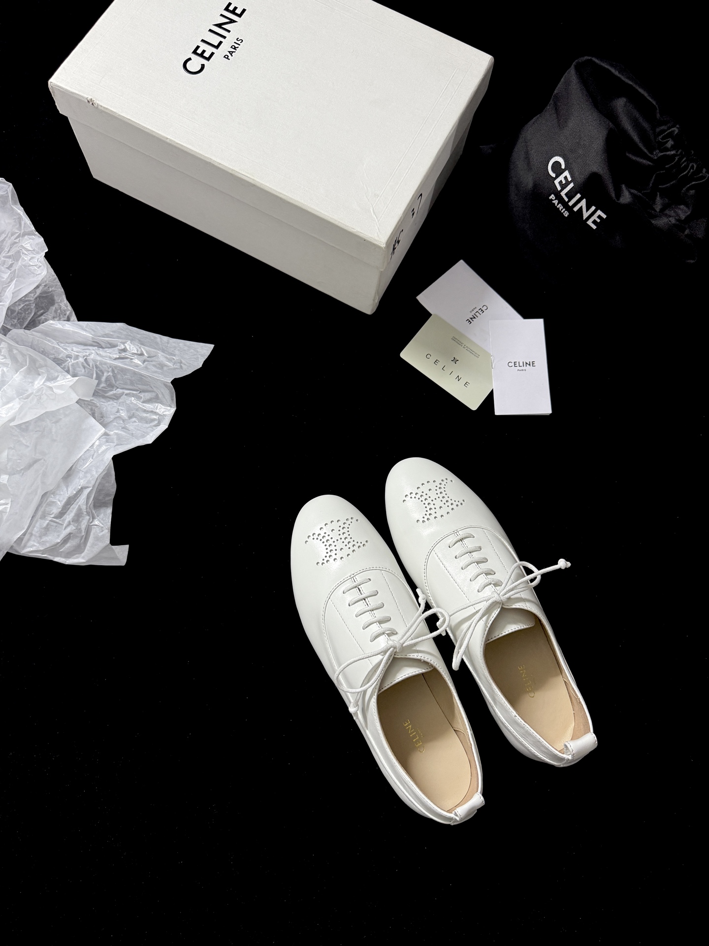 🔳 CELIN* 🔳𝟐𝟓𝐀𝐖新品把简约和高级感玩明白了～系带设计经典又好搭 鞋头的精致细节超吸睛 上脚瞬