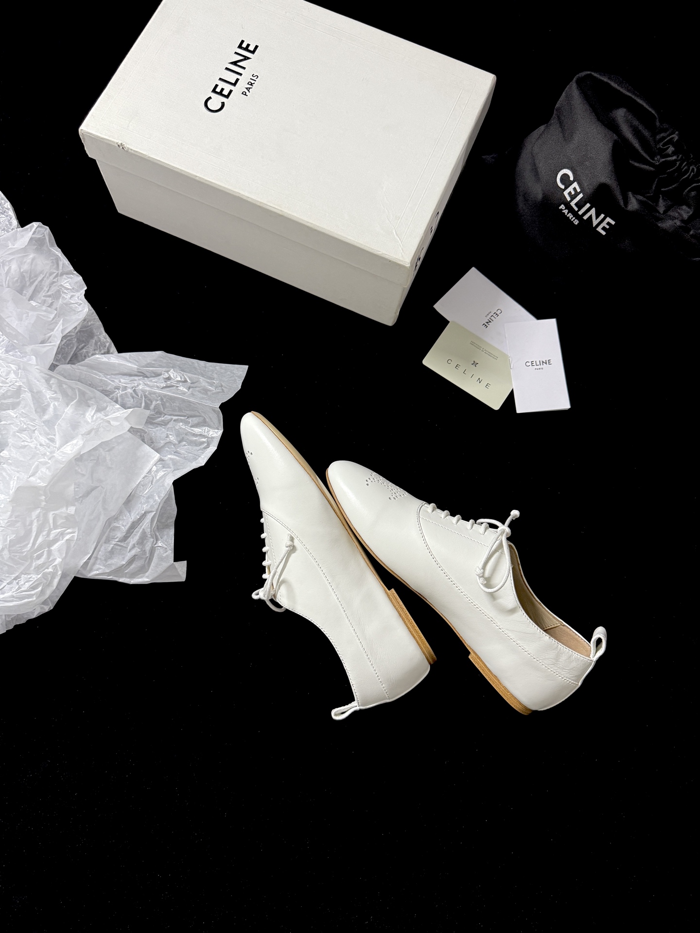 🔳 CELIN* 🔳𝟐𝟓𝐀𝐖新品把简约和高级感玩明白了～系带设计经典又好搭 鞋头的精致细节超吸睛 上脚瞬