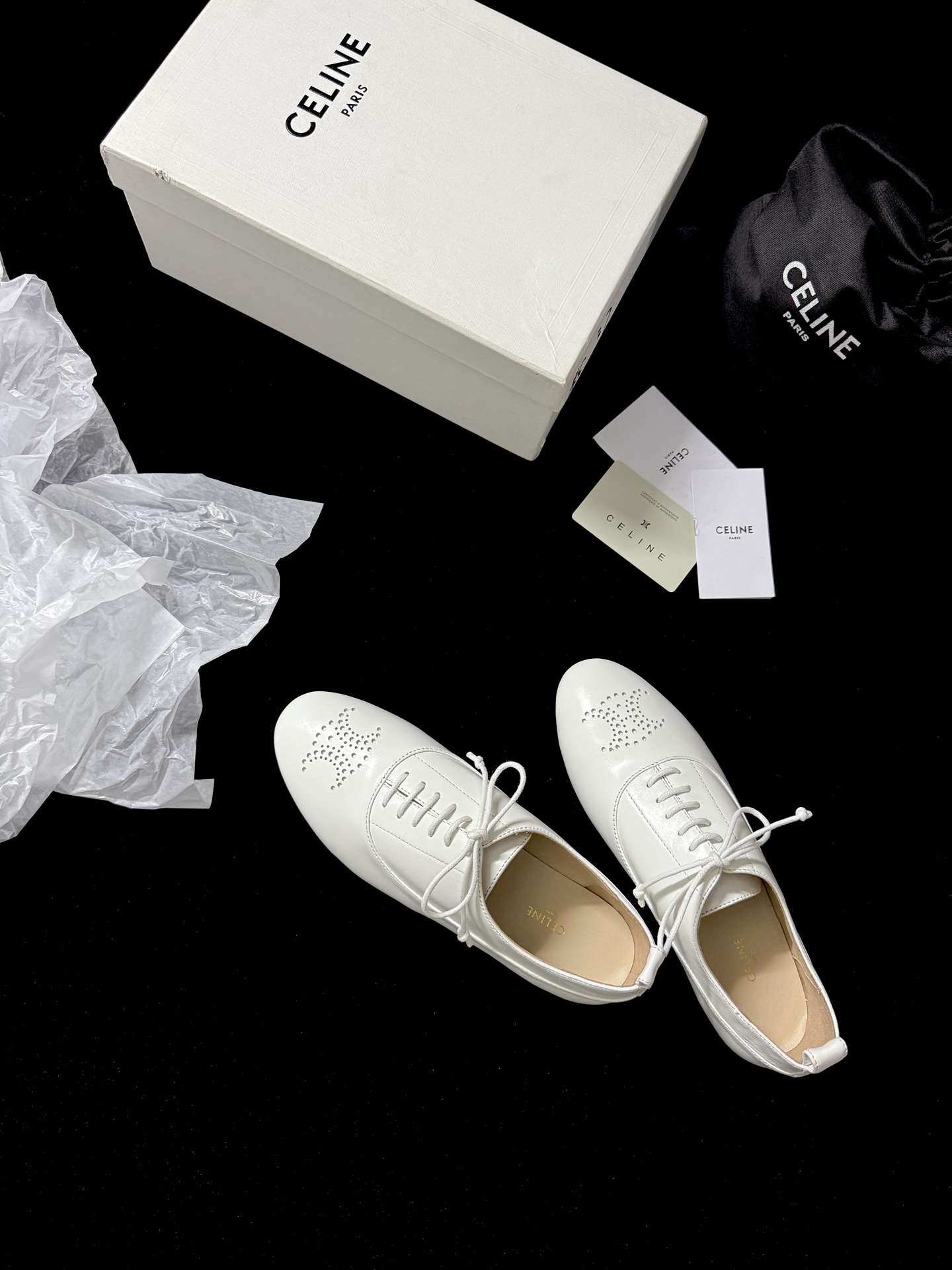 🔳 CELIN* 🔳𝟐𝟓𝐀𝐖新品把简约和高级感玩明白了～系带设计经典又好搭 鞋头的精致细节超吸睛 上脚瞬
