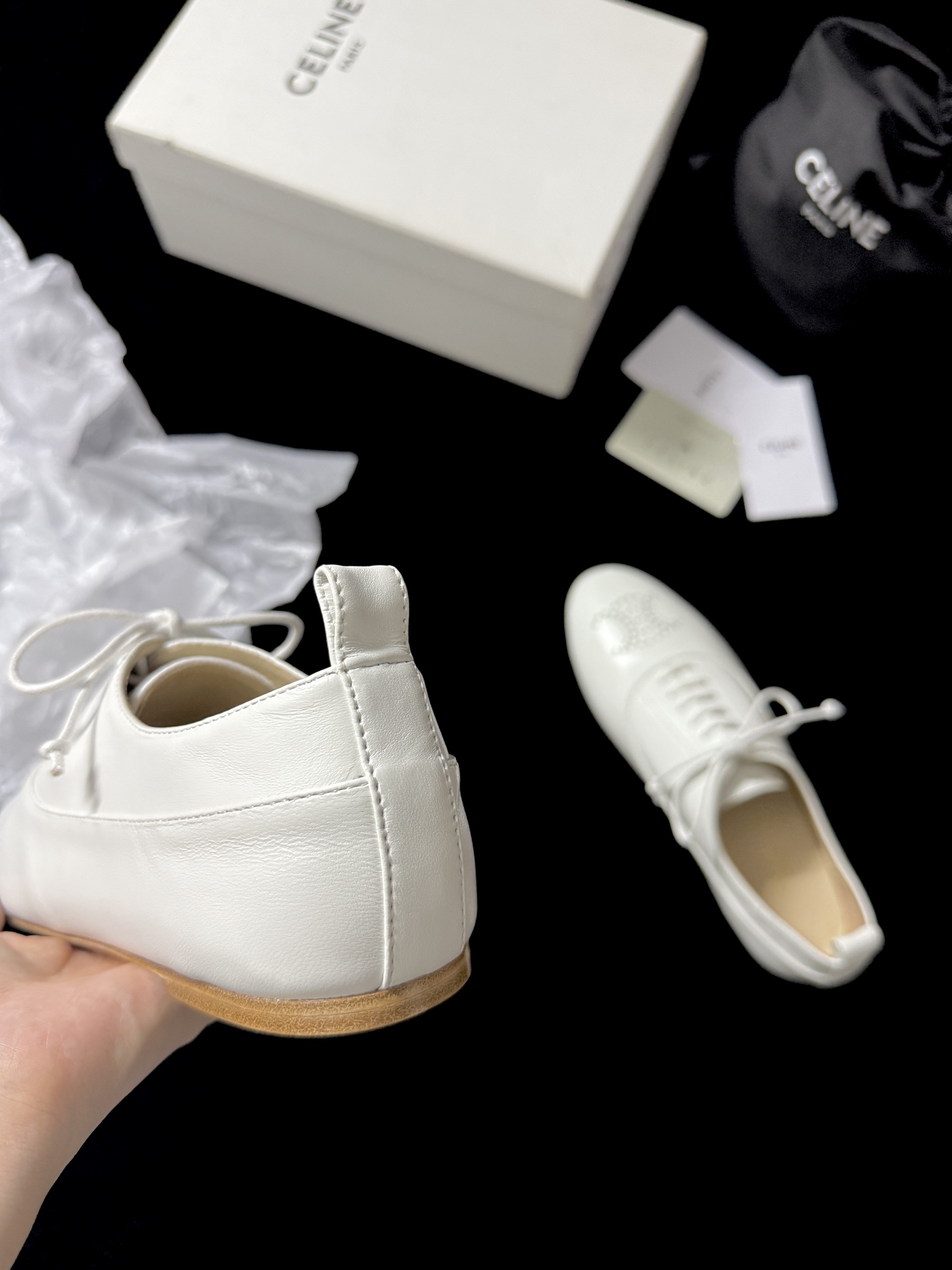 🔳 CELIN* 🔳𝟐𝟓𝐀𝐖新品把简约和高级感玩明白了～系带设计经典又好搭 鞋头的精致细节超吸睛 上脚瞬