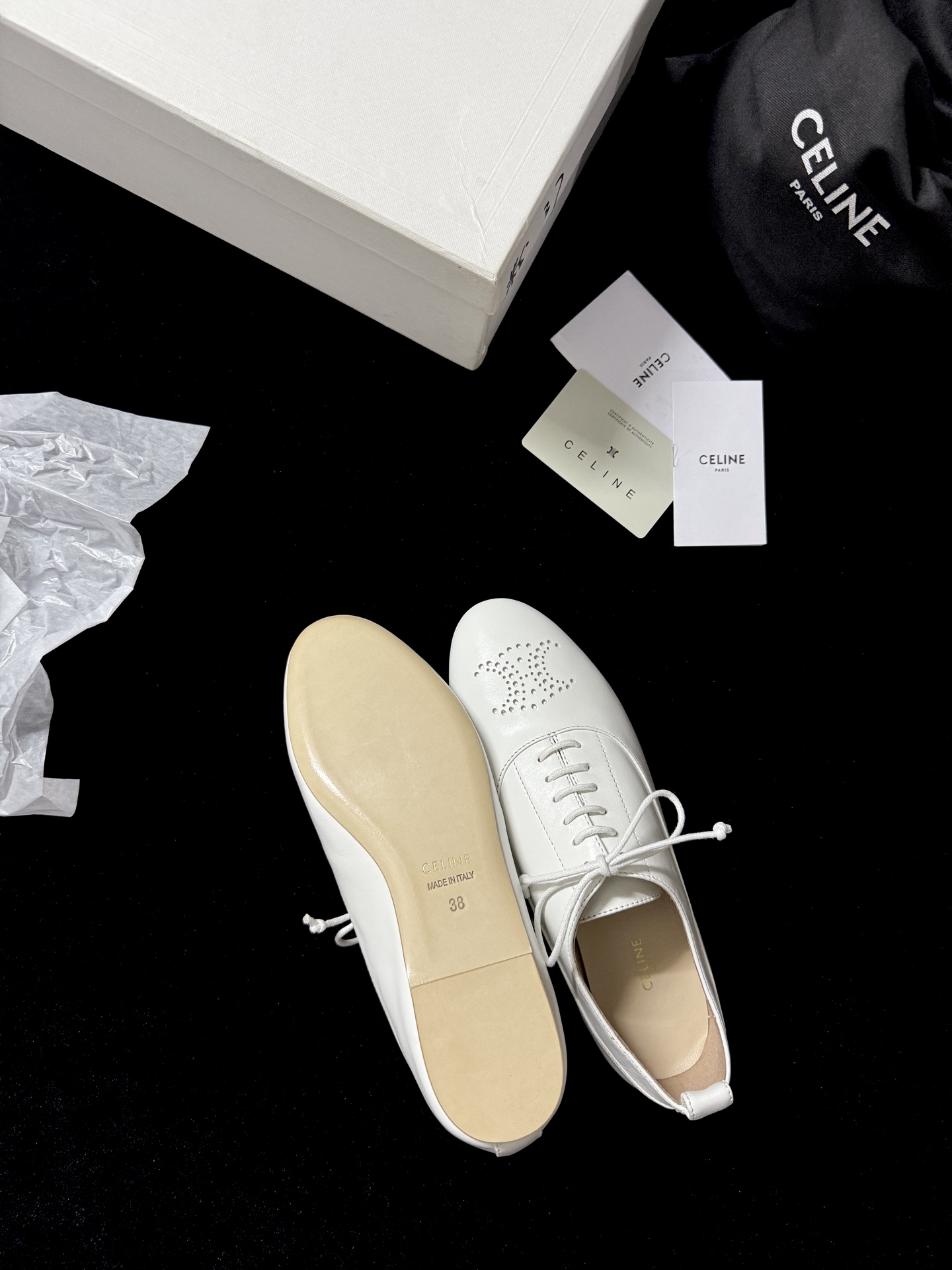 🔳 CELIN* 🔳𝟐𝟓𝐀𝐖新品把简约和高级感玩明白了～系带设计经典又好搭 鞋头的精致细节超吸睛 上脚瞬