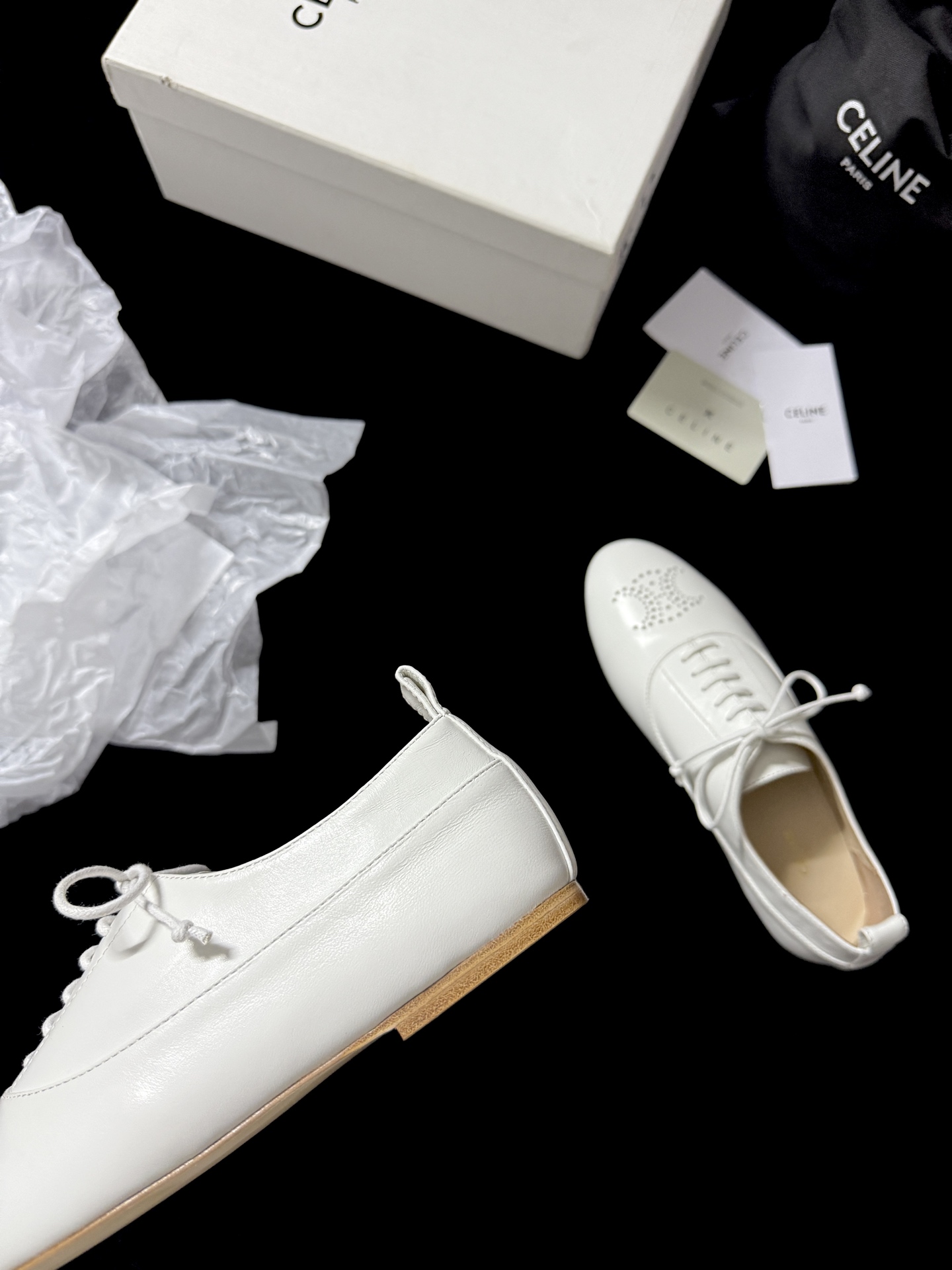 🔳 CELIN* 🔳𝟐𝟓𝐀𝐖新品把简约和高级感玩明白了～系带设计经典又好搭 鞋头的精致细节超吸睛 上脚瞬