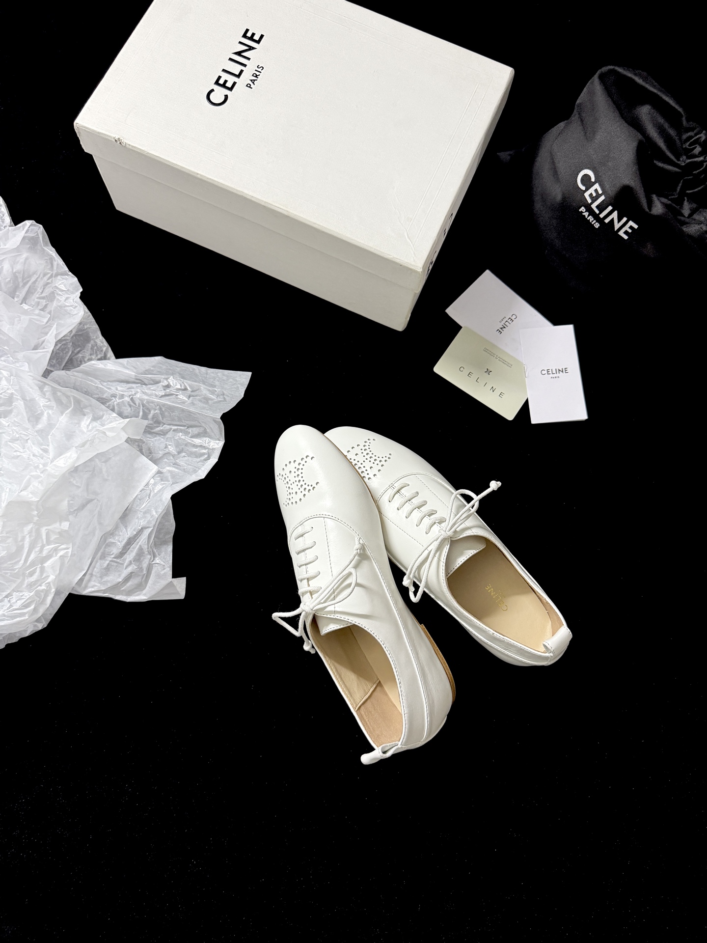 🔳 CELIN* 🔳𝟐𝟓𝐀𝐖新品把简约和高级感玩明白了～系带设计经典又好搭 鞋头的精致细节超吸睛 上脚瞬