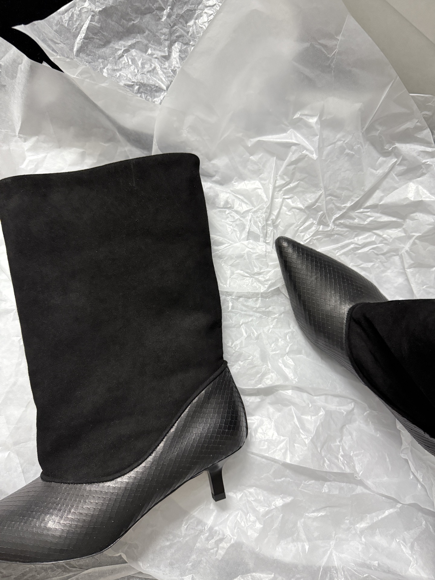 🔳 Jacquemus 🔳 新品靴✔️ 这双靴真的很会 麂皮与蛇纹皮拼接 质感高级又有层次 尖头细跟一整