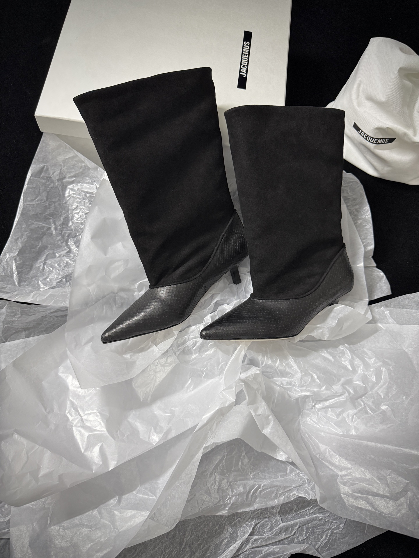🔳 Jacquemus 🔳 新品靴✔️ 这双靴真的很会 麂皮与蛇纹皮拼接 质感高级又有层次 尖头细跟一整