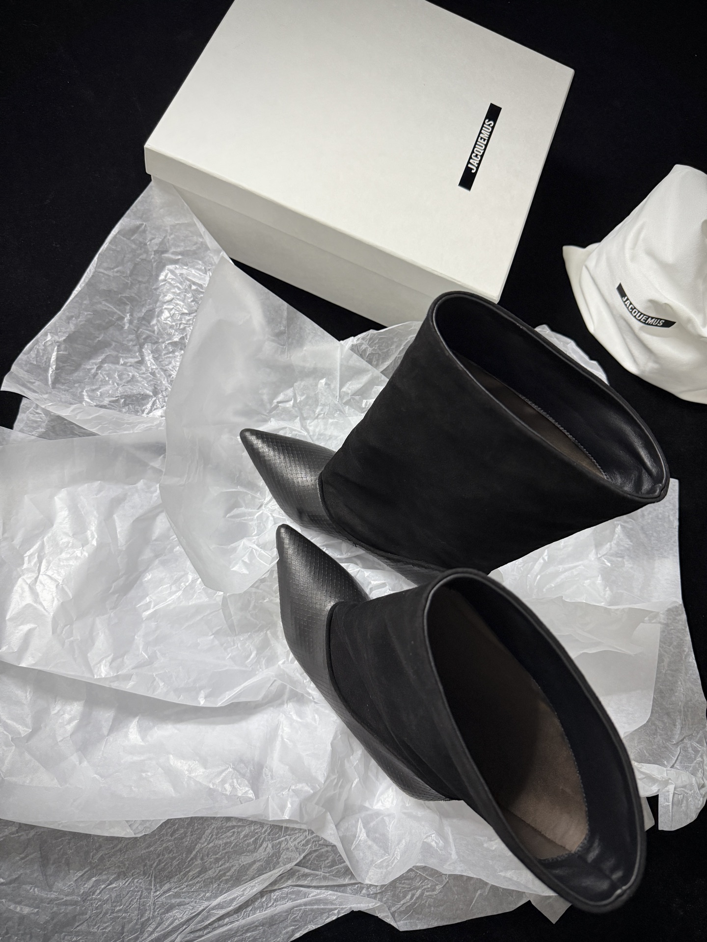 🔳 Jacquemus 🔳 新品靴✔️ 这双靴真的很会 麂皮与蛇纹皮拼接 质感高级又有层次 尖头细跟一整