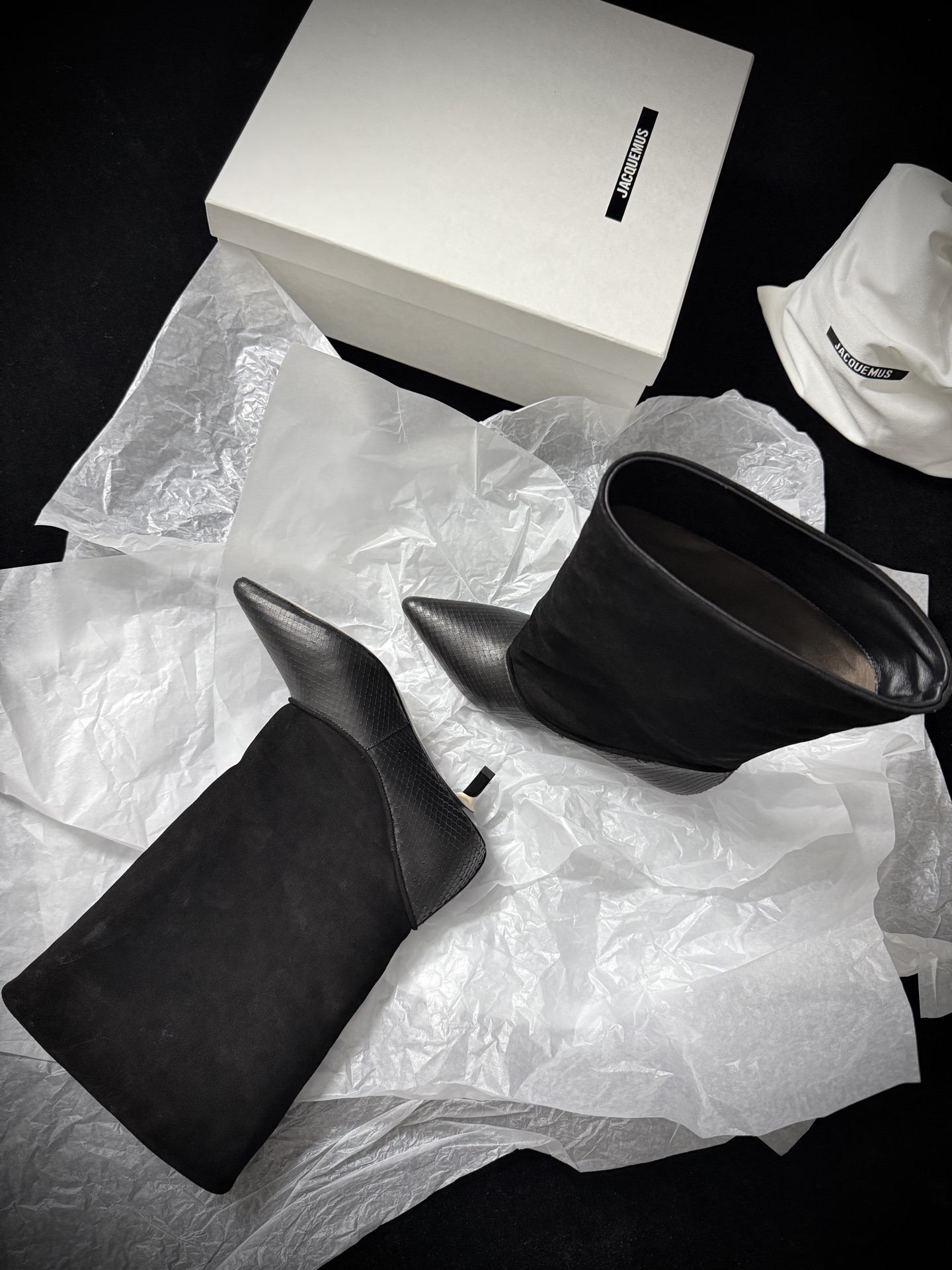 🔳 Jacquemus 🔳 新品靴✔️ 这双靴真的很会 麂皮与蛇纹皮拼接 质感高级又有层次 尖头细跟一整