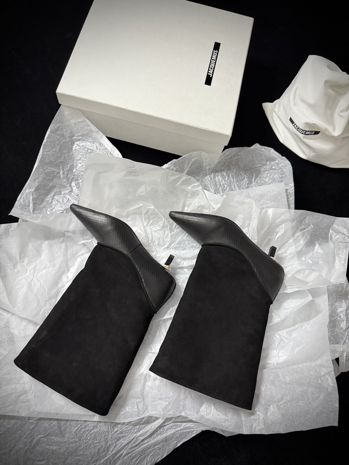 🔳 Jacquemus 🔳 新品靴✔️ 这双靴真的很会 麂皮与蛇纹皮拼接 质感高级又有层次 尖头细跟一整