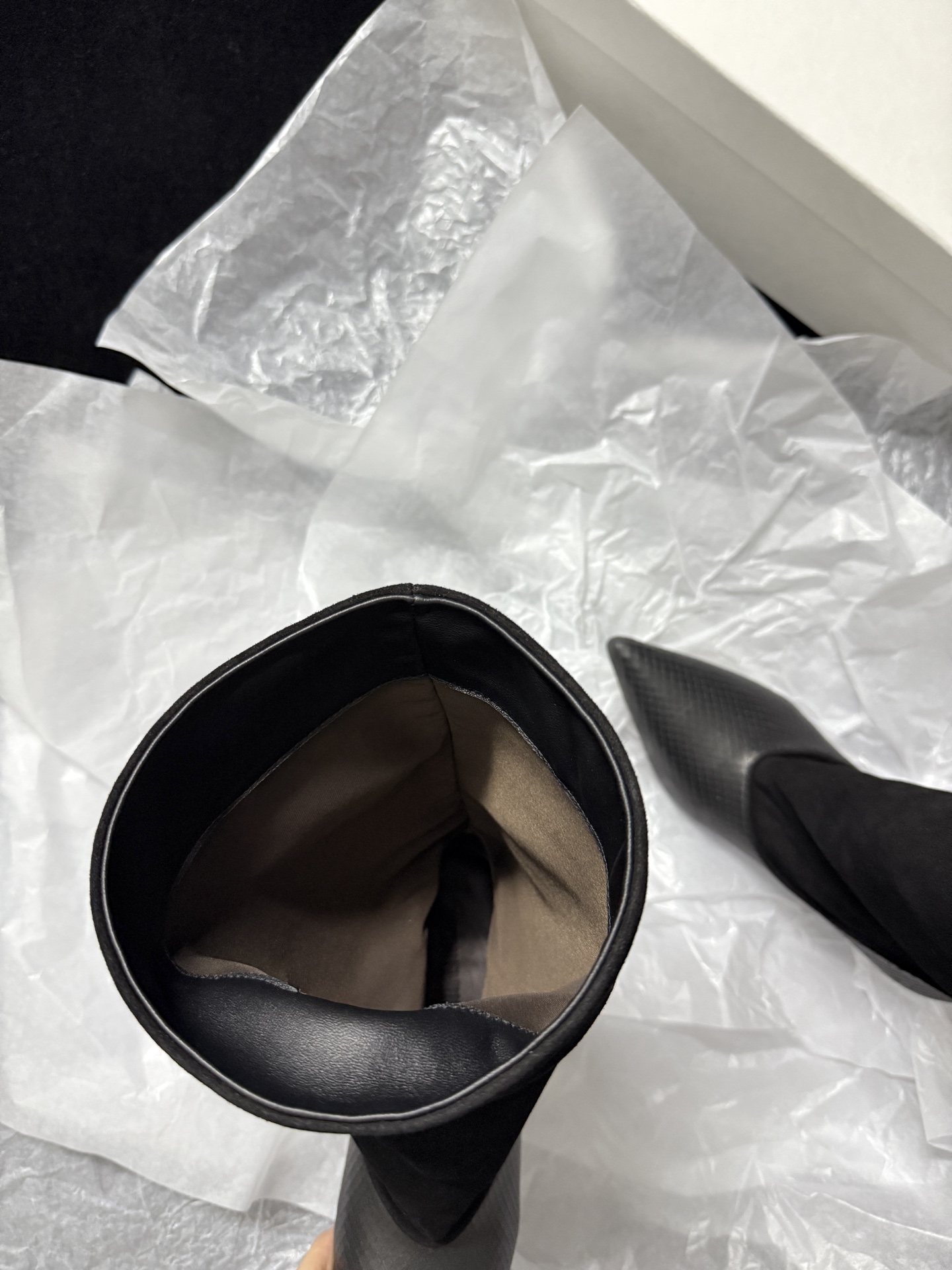 🔳 Jacquemus 🔳 新品靴✔️ 这双靴真的很会 麂皮与蛇纹皮拼接 质感高级又有层次 尖头细跟一整