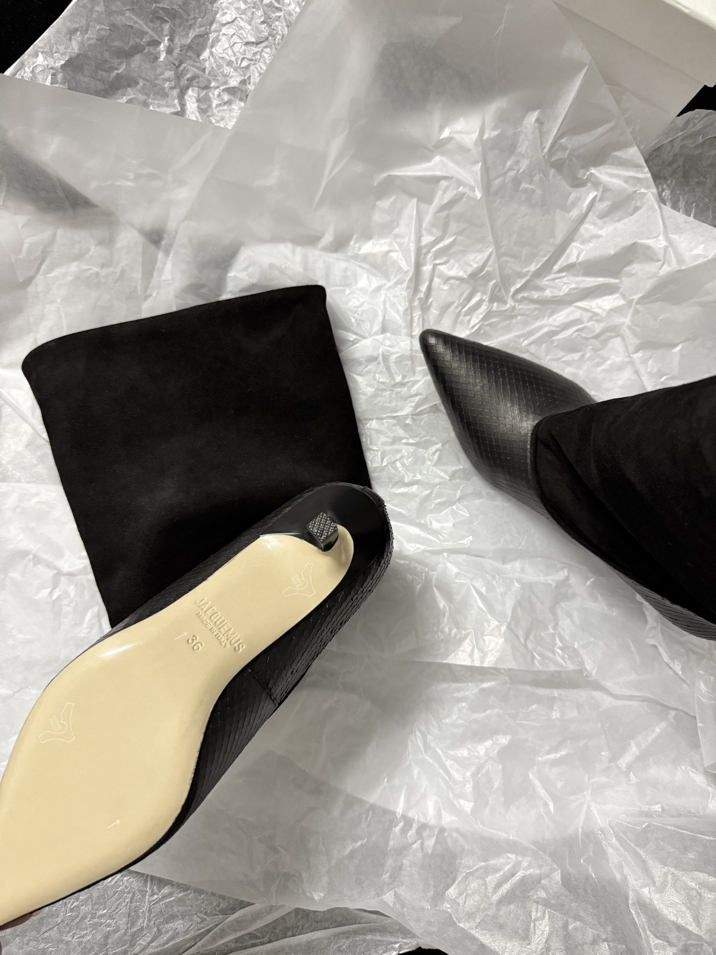🔳 Jacquemus 🔳 新品靴✔️ 这双靴真的很会 麂皮与蛇纹皮拼接 质感高级又有层次 尖头细跟一整