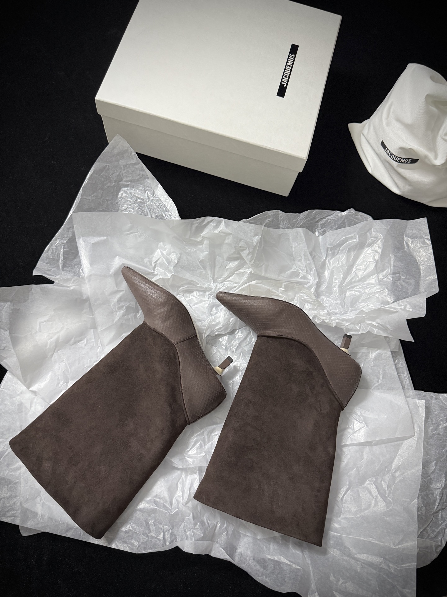 🔳 Jacquemus 🔳 新品靴✔️ 这双靴真的很会 麂皮与蛇纹皮拼接 质感高级又有层次 尖头细跟一整