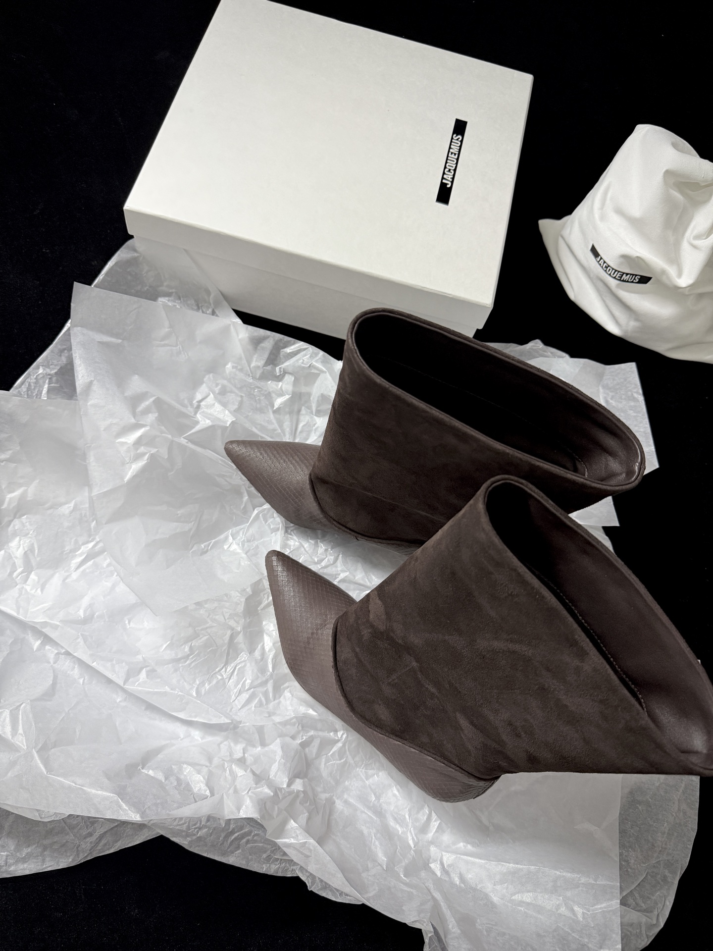 🔳 Jacquemus 🔳 新品靴✔️ 这双靴真的很会 麂皮与蛇纹皮拼接 质感高级又有层次 尖头细跟一整