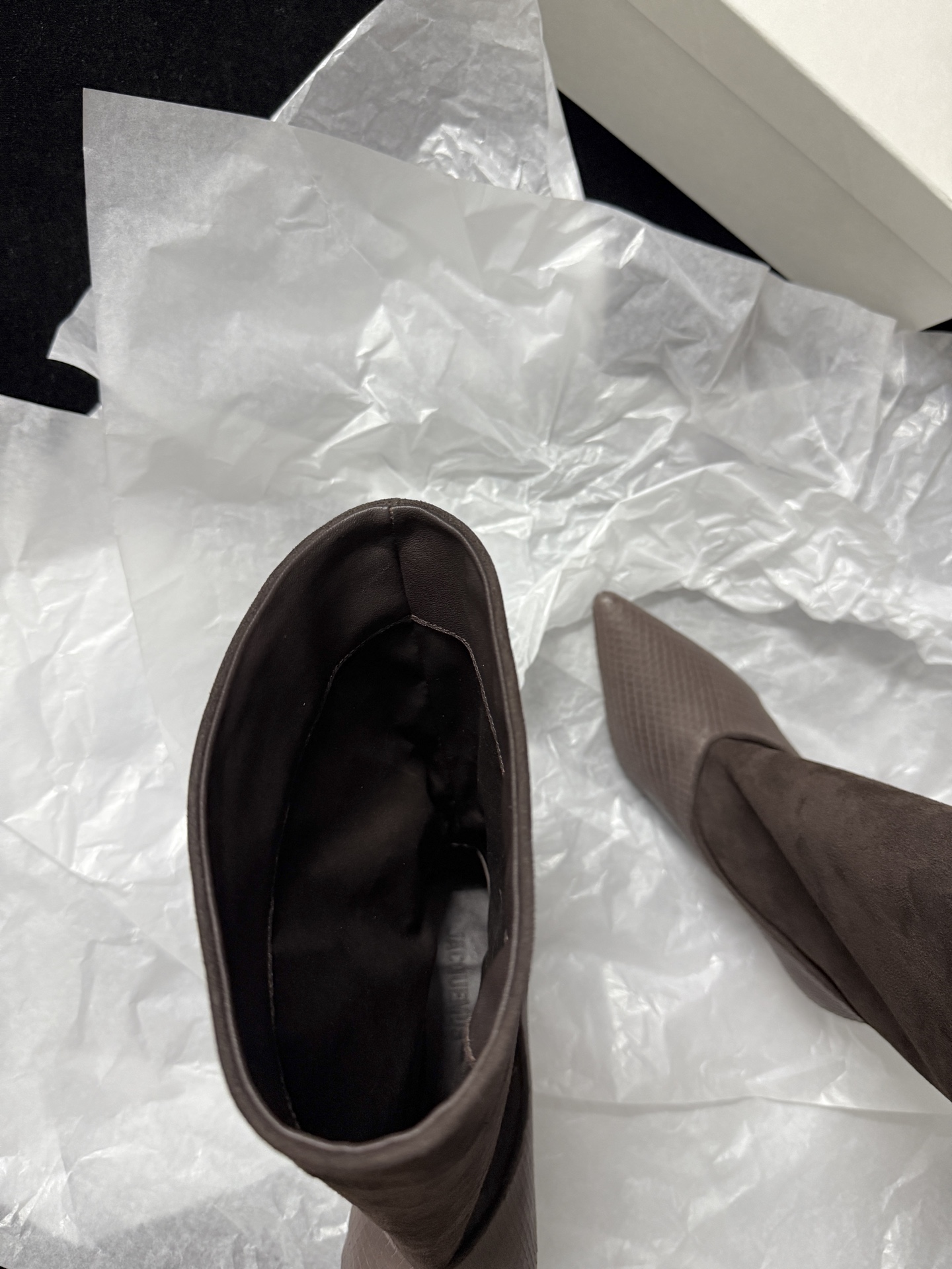 🔳 Jacquemus 🔳 新品靴✔️ 这双靴真的很会 麂皮与蛇纹皮拼接 质感高级又有层次 尖头细跟一整