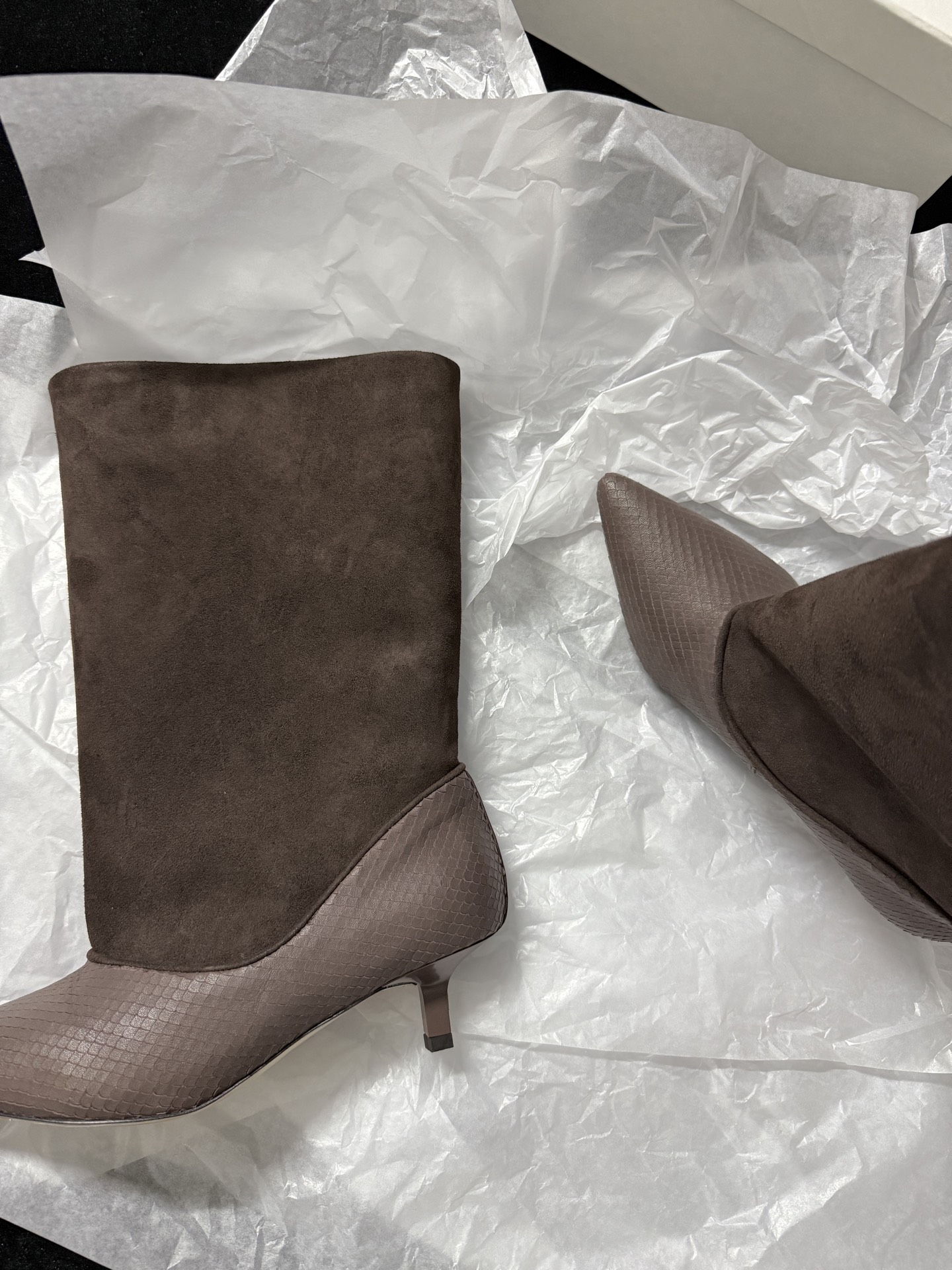 🔳 Jacquemus 🔳 新品靴✔️ 这双靴真的很会 麂皮与蛇纹皮拼接 质感高级又有层次 尖头细跟一整